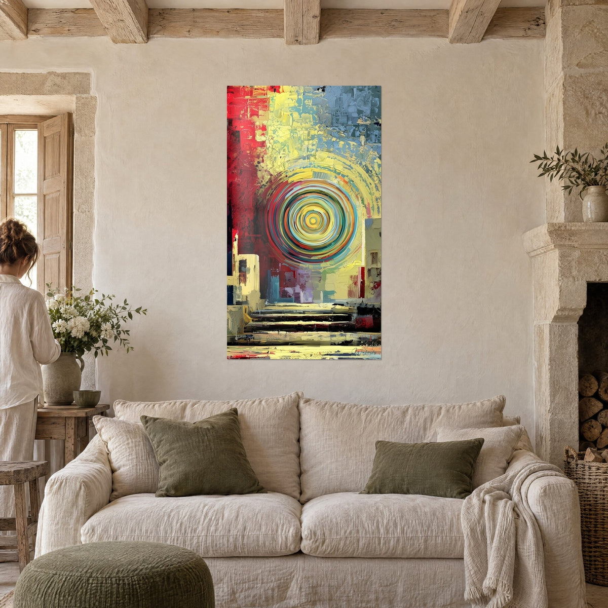 Quadro con spirale concentrica di anelli turchese, arancio e rossi su fondo giallo a impasto spesso, sopra un divano in un soggiorno luminoso