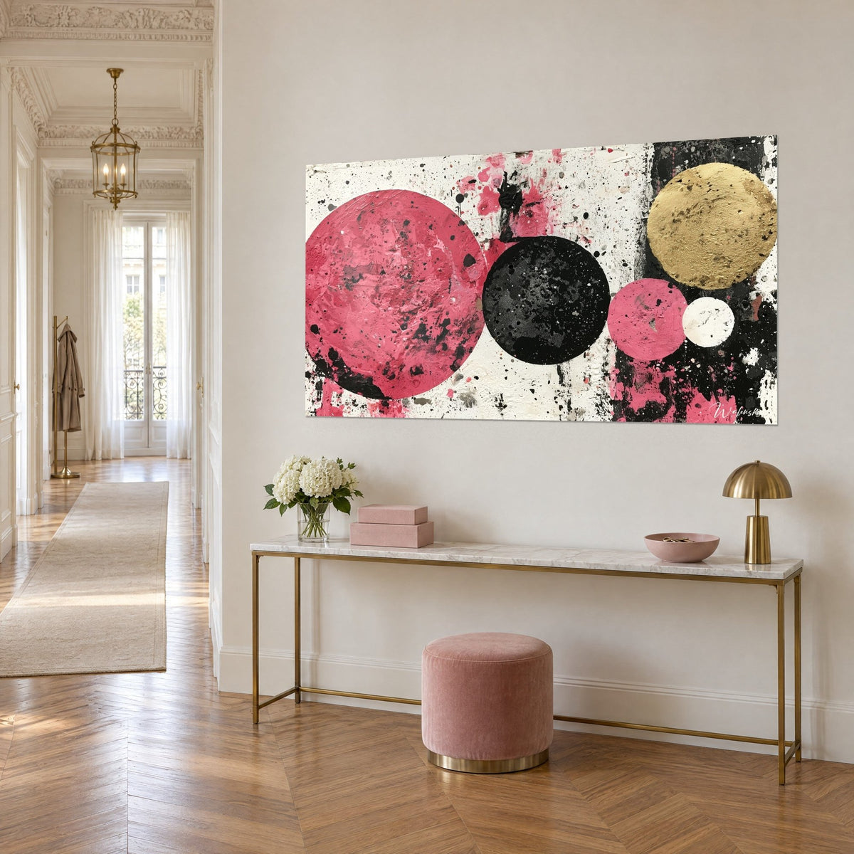 Cuadro con planetas de pintura rosa y negra, un disco dorado a la derecha, sobre una consola de latón, piso de estilo haussmanniano