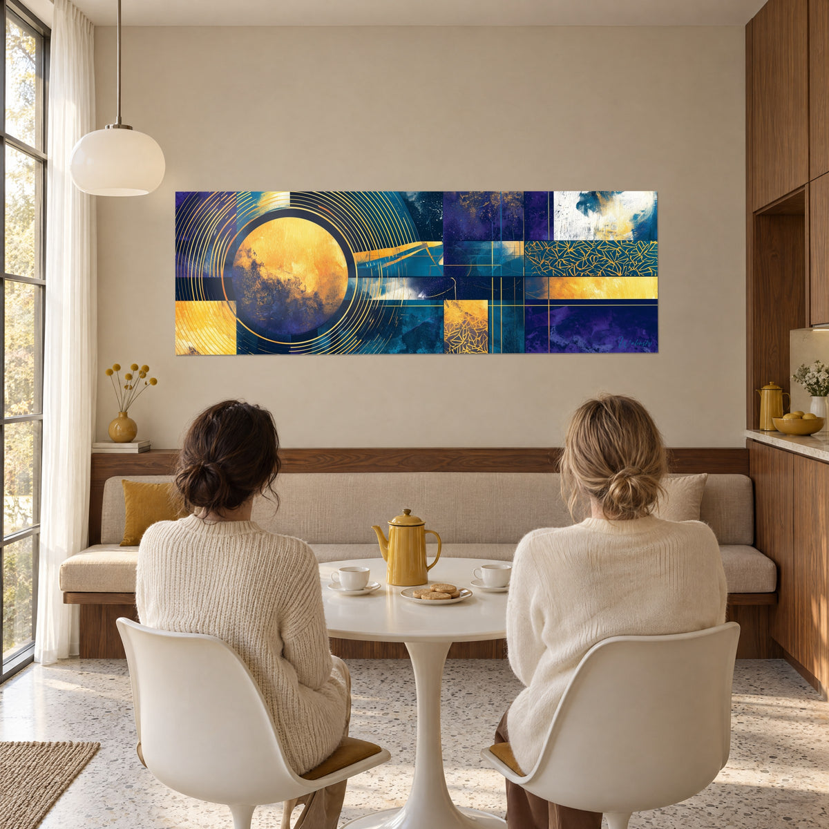 Quadro con una luna dorata dai crateri indaco, archi concentrici, fascia di crepe gialle su blu, parete color crema, due donne sedute a tavola