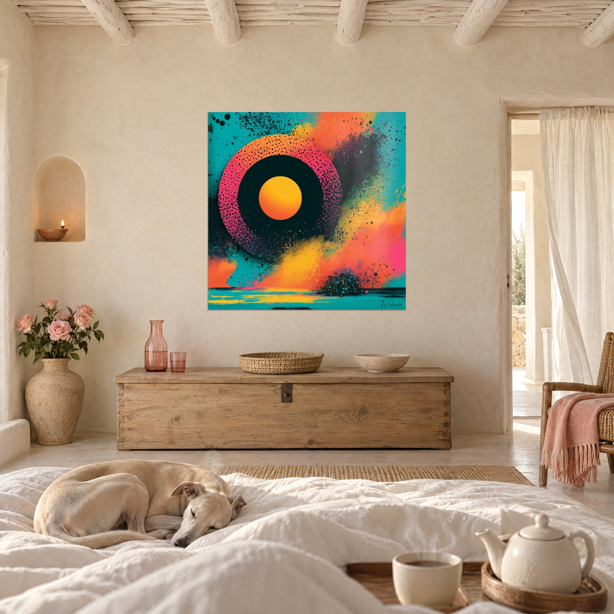 Schilderij oranje hemellichaam op zwarte achtergrond met fuchsia ring, saffraangele waas, boven een bed in een lichte slaapkamer