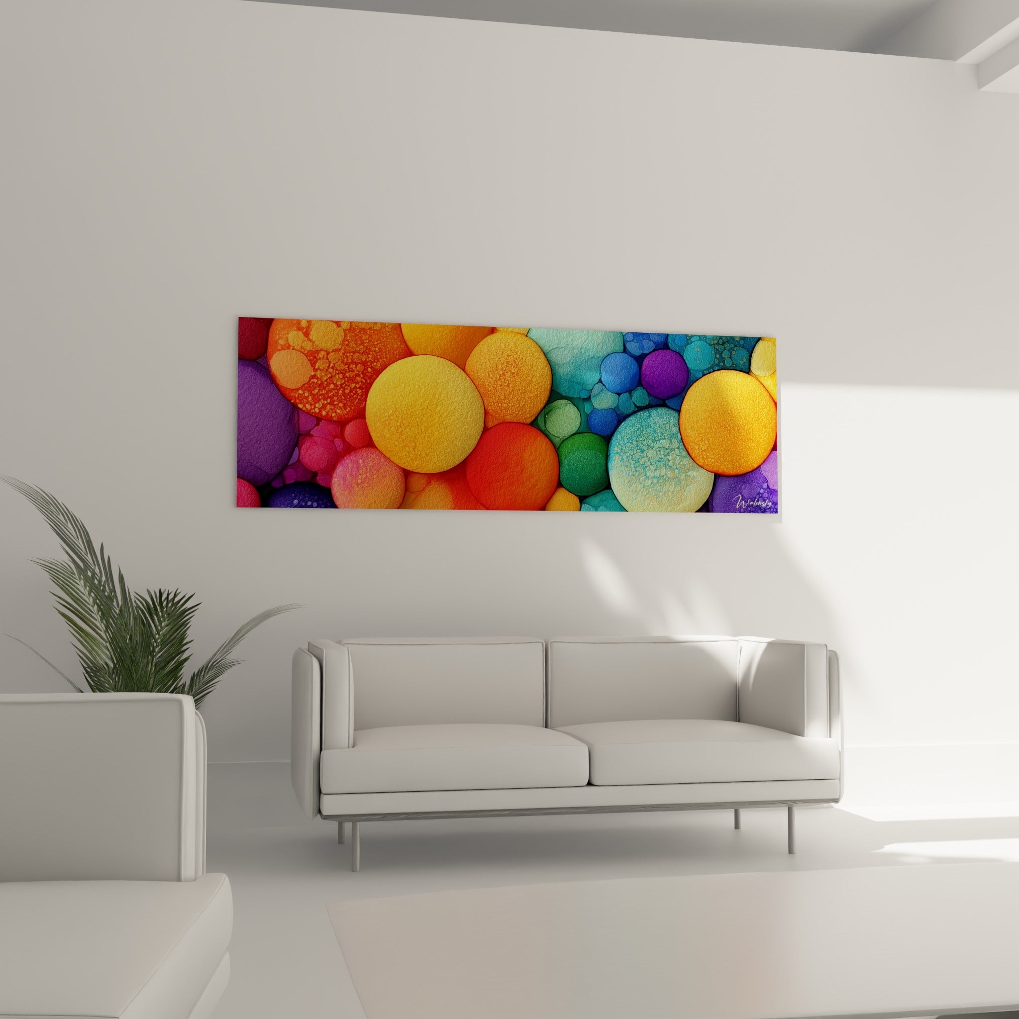 Cercles orangés et bleu marine du tableau géométrique abstrait au-dessus d'un canapé dans un salon lumineux