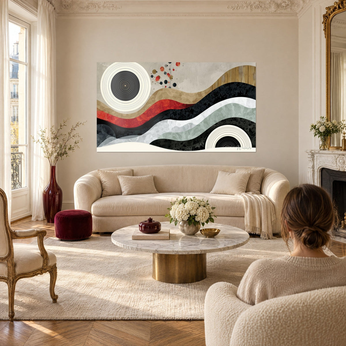Tableau vagues ondulantes rouge brique et noir bordées d'ivoire, disques concentriques, au-dessus d'un canapé dans un salon lumineux