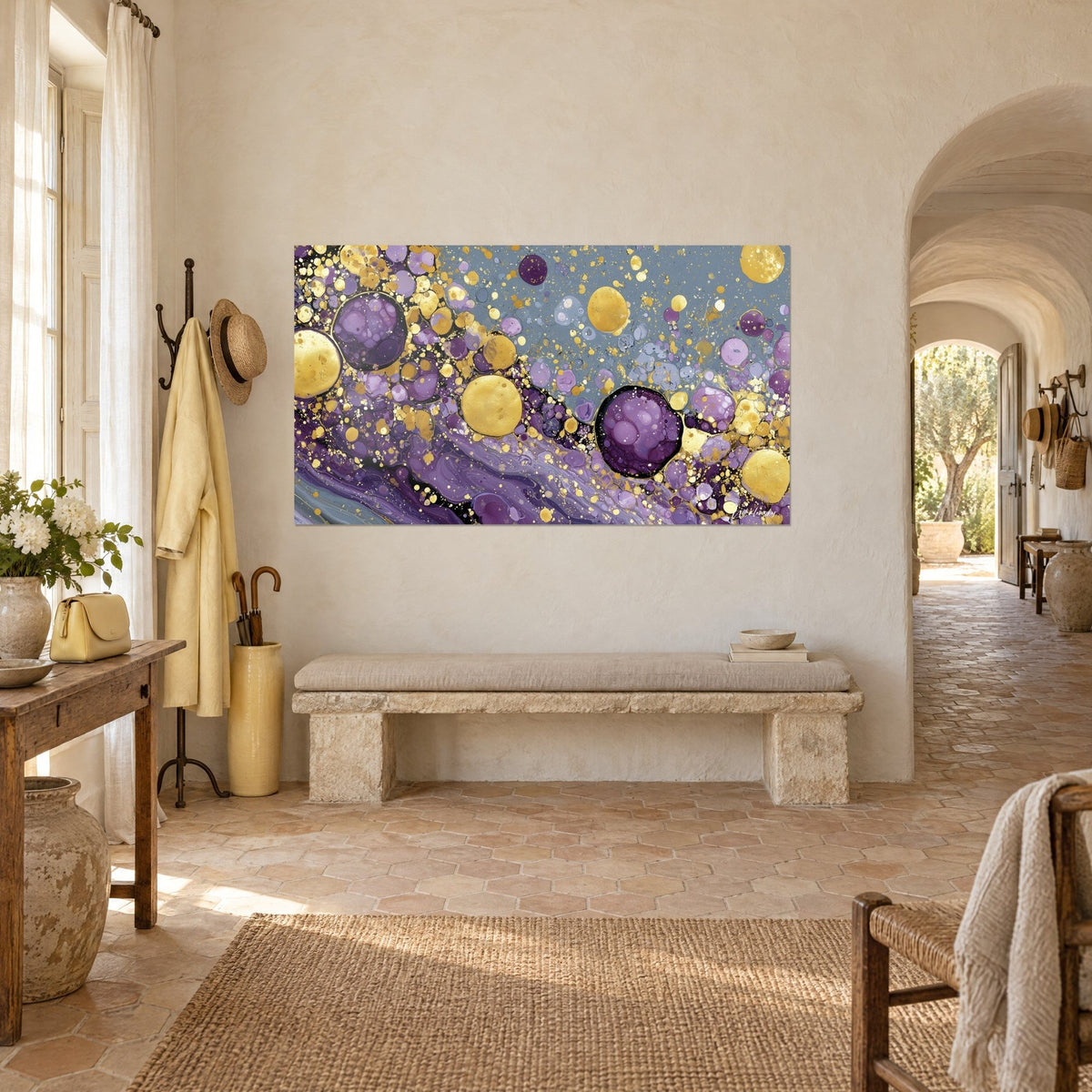 Gemälde mit goldenen und purpurroten Tintentropfen, die in Garben aufspringen, Schiefergrund, cremefarbene Wand eines provenzalischen Landhauses und Bogen