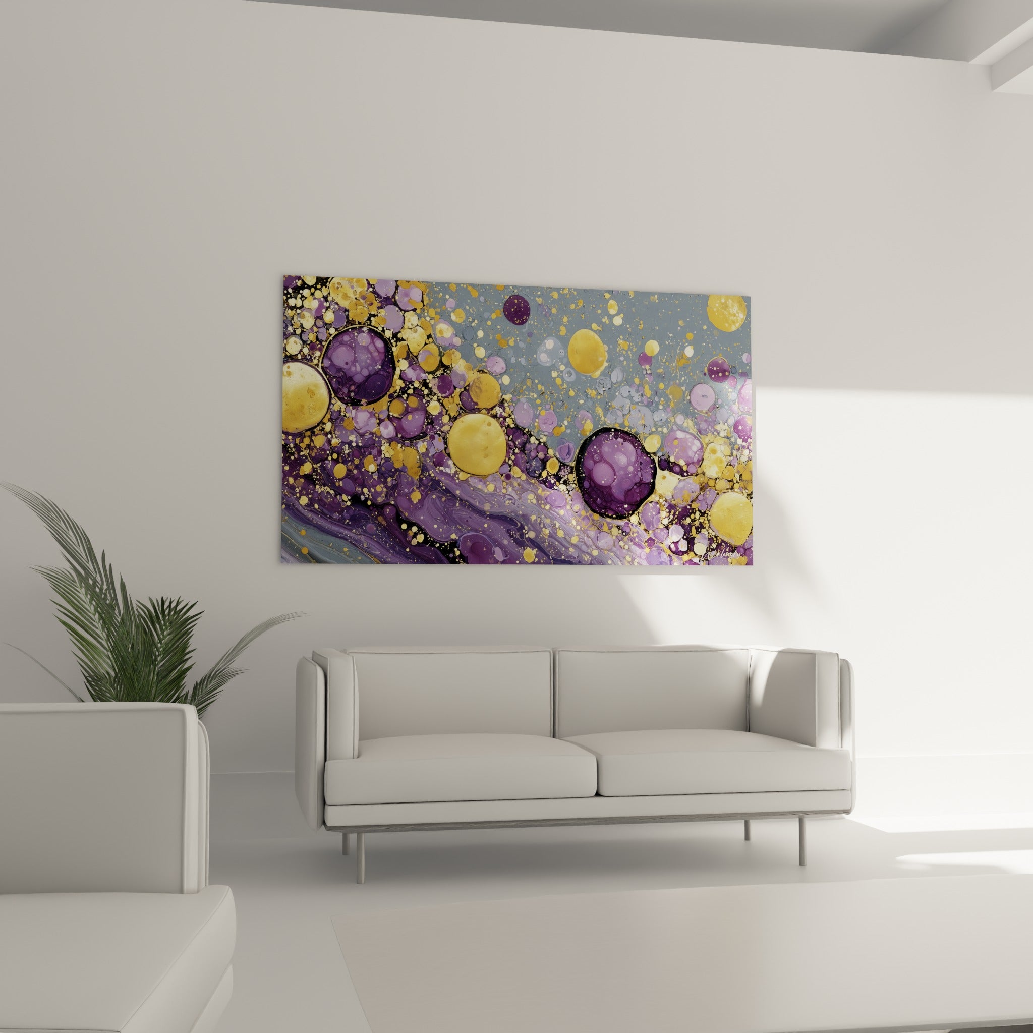 Cercles dorés et violets d'un tableau géométrique abstrait au-dessus d'un canapé dans un salon lumineux