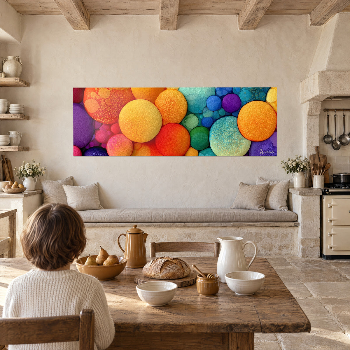 Schilderij met wervelende ronde schijven in saffraan en fuchsia, een kind van achteren aan tafel, rustieke stenen keuken