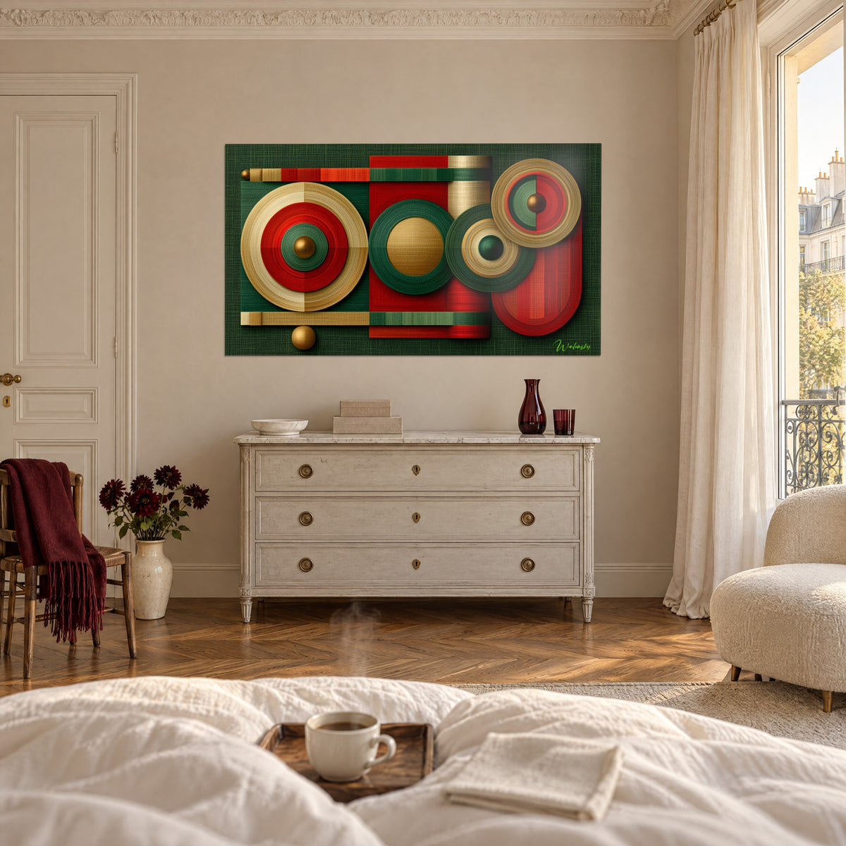 Tableau disques concentriques or, rouge et vert sapin, accroché au-dessus d'une commode blanche et d'un fauteuil, dans une chambre claire