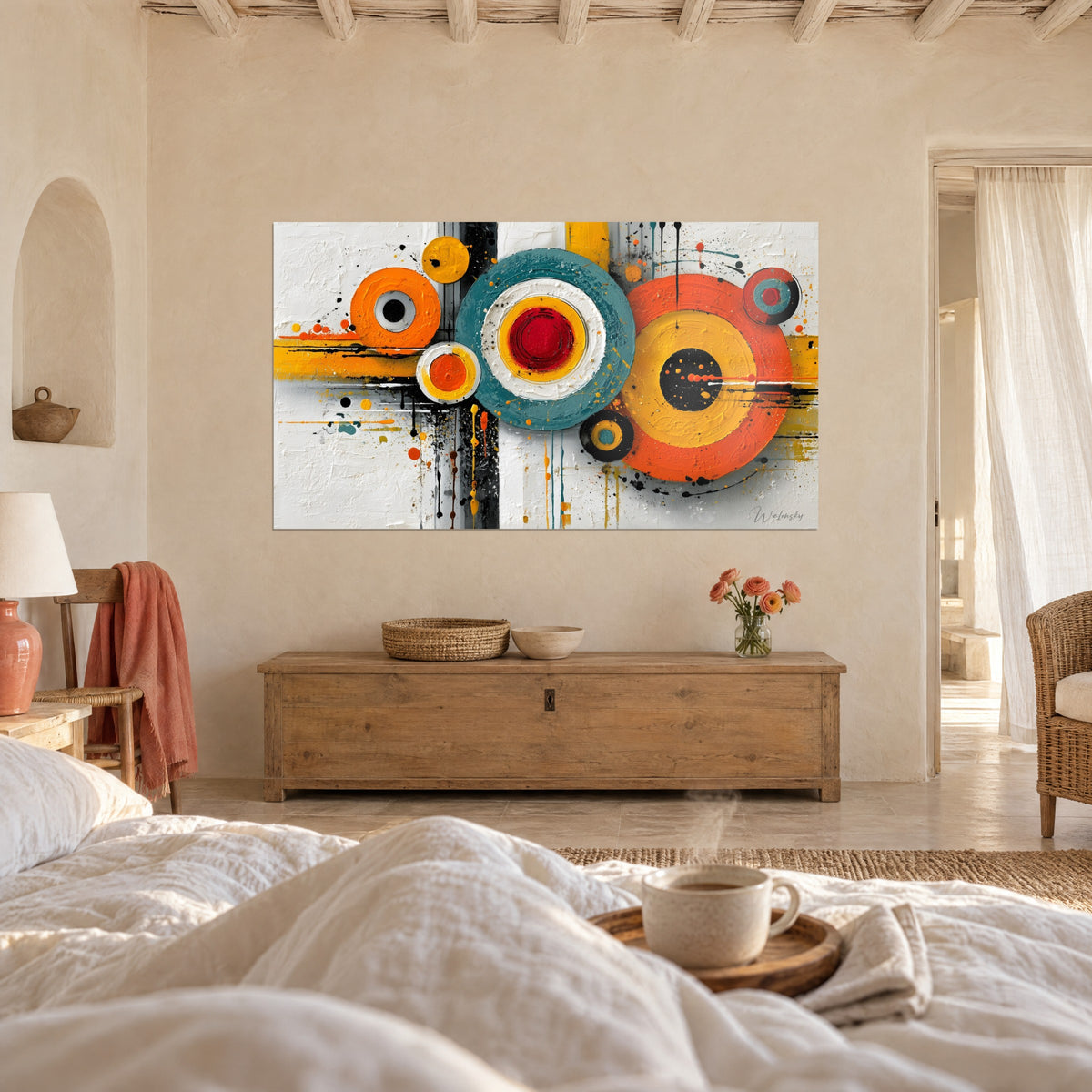 Πίνακας με έντονα πορτοκαλί, μπλε-πράσινα και κίτρινα γεωμετρικά μάνταλα και μαύρους παφλασμούς, ζευγάρι από πίσω πάνω από κρεβάτι σε φωτεινή κρεβατοκάμαρα