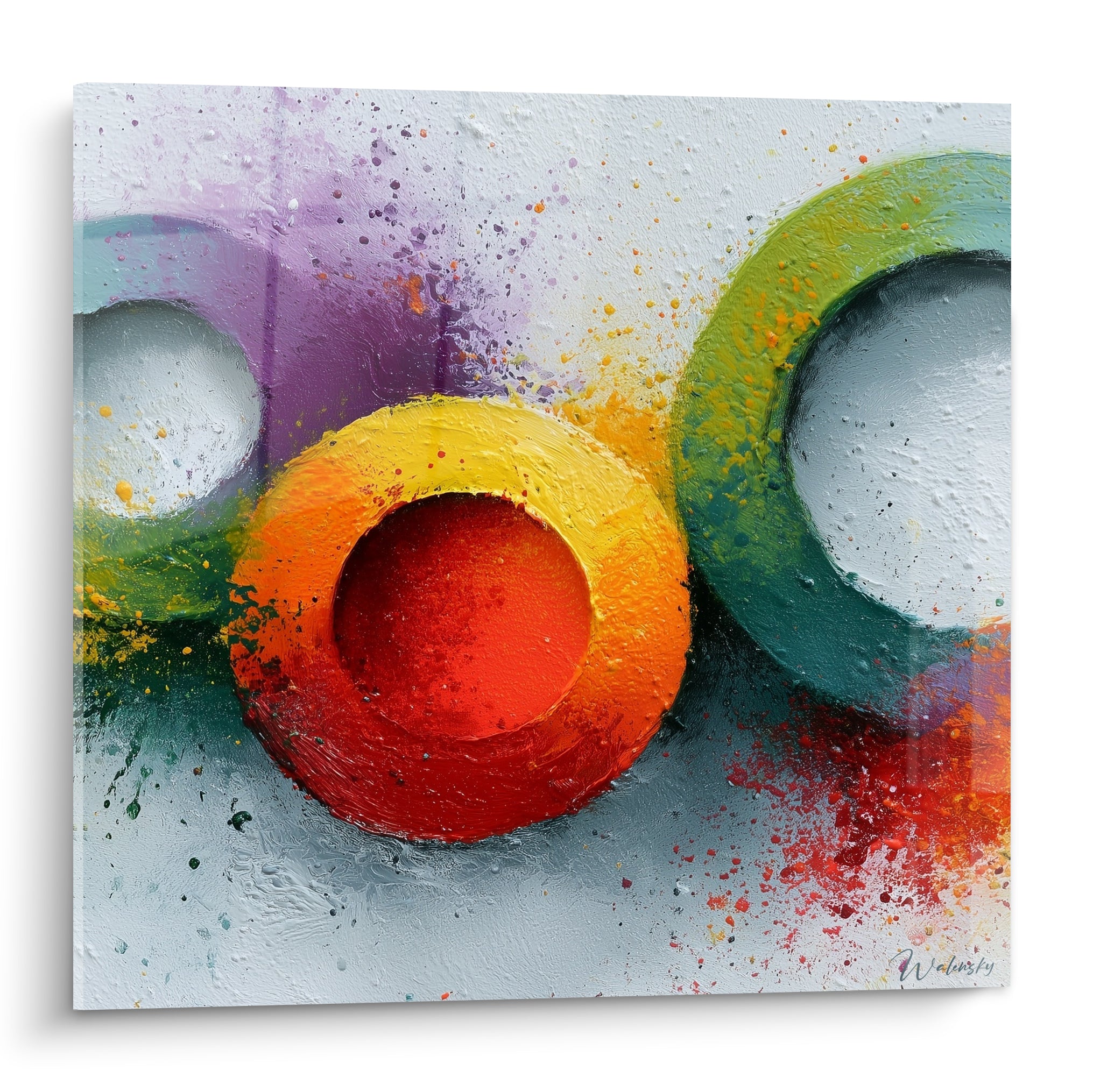 Cercles géométriques rouge, orangé et vert sauge en relief sur fond clair texturé et éclaboussé.