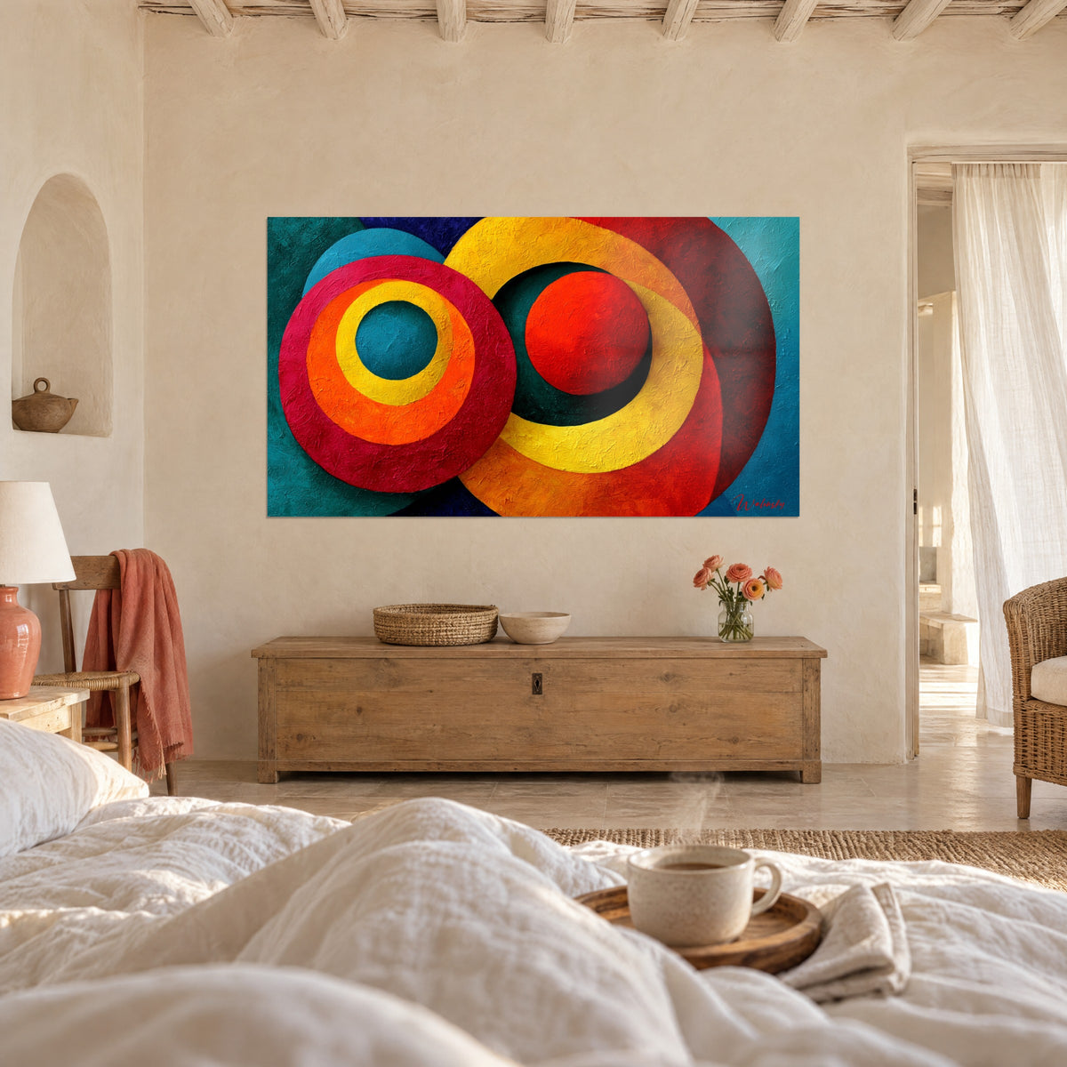 Tableau ronds imbriqués orange et grenat, sphère rouge vif sur fond vert sapin, au-dessus d'un lit dans une chambre claire