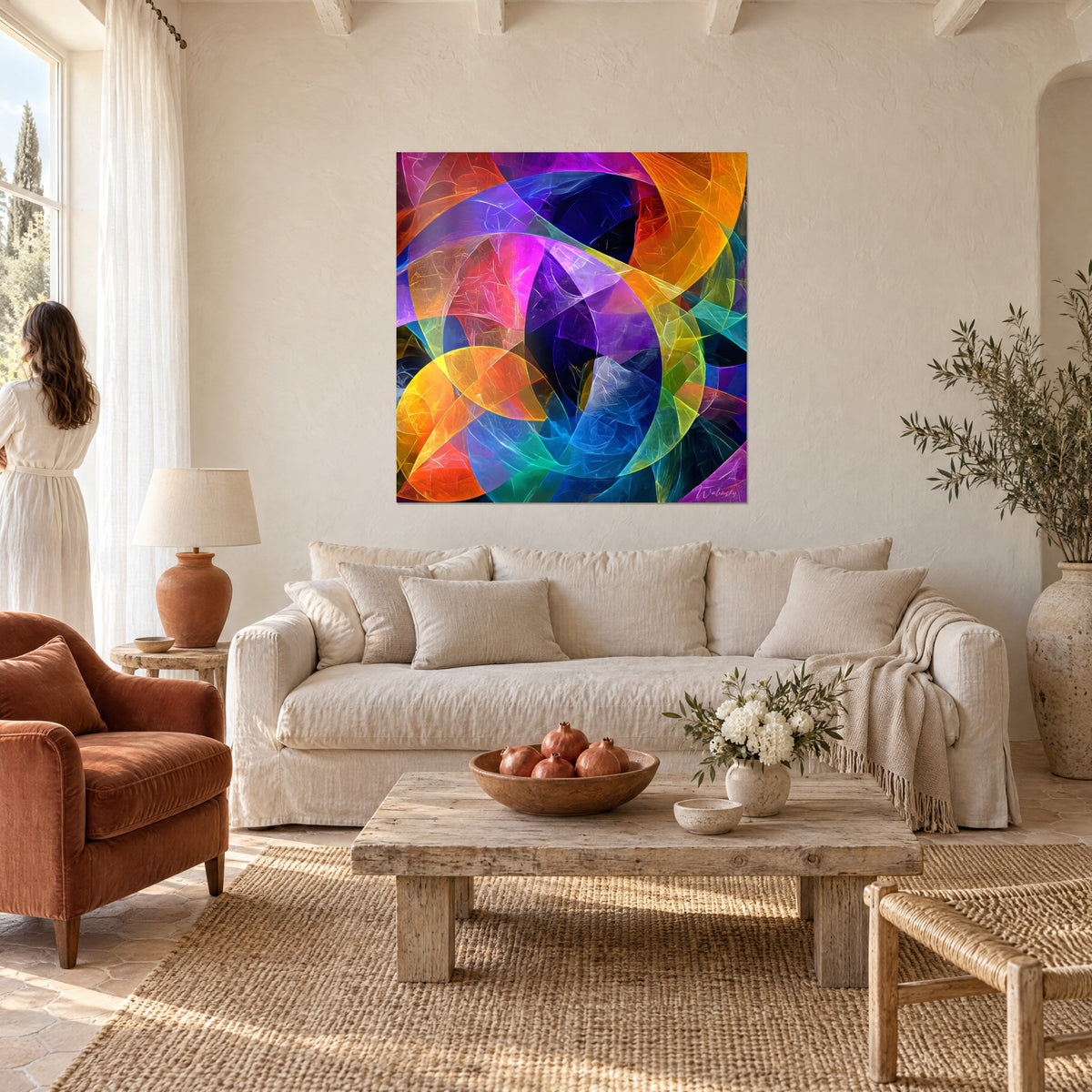 Tableau kaléidoscope de pétales translucides orange, magenta et bleu nuit, craquelures dorées, au-dessus d'un canapé dans un salon lumineux