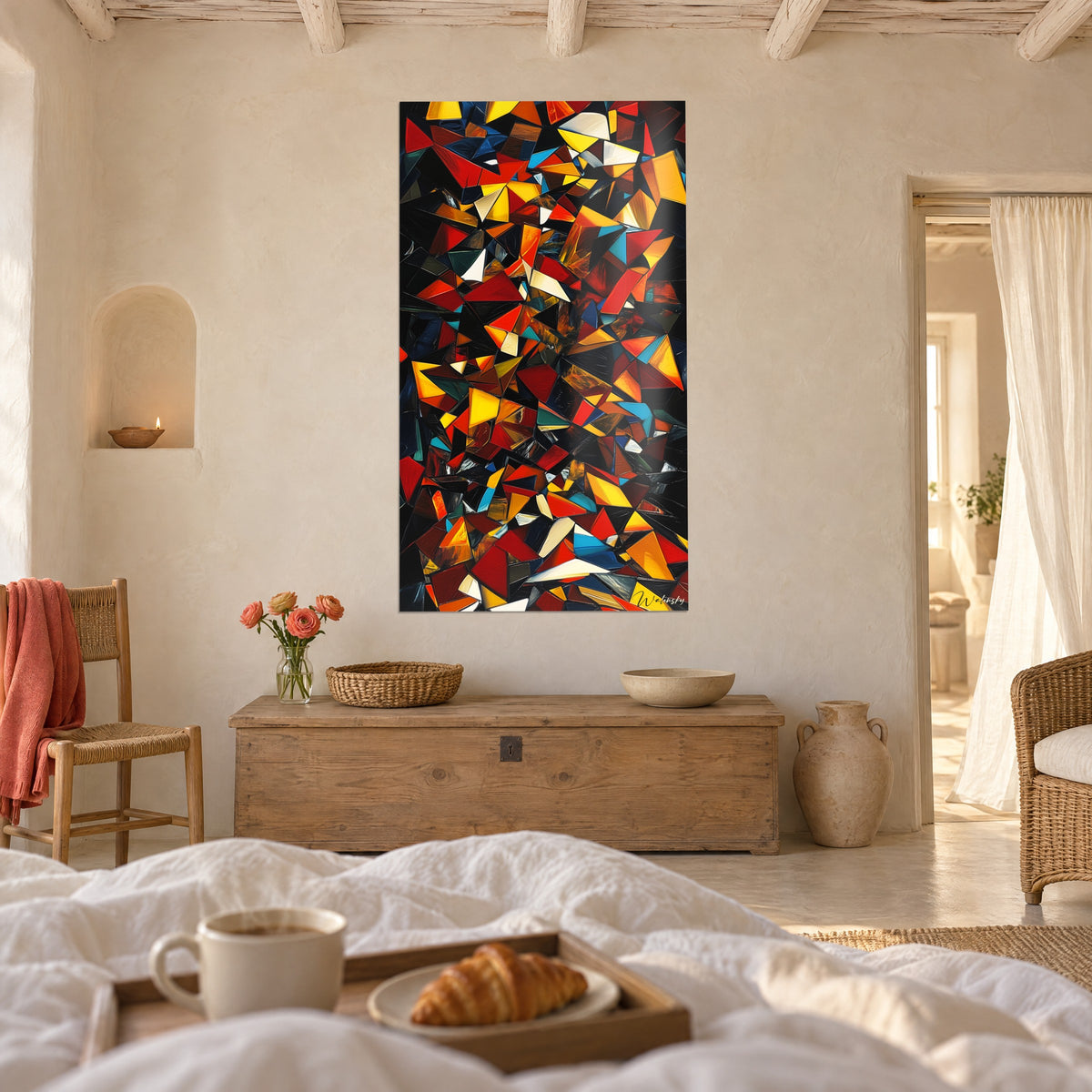 Tableau kaléidoscope de polygones orange, carmin et ivoire, grand format vertical, au-dessus d'un lit dans une chambre claire