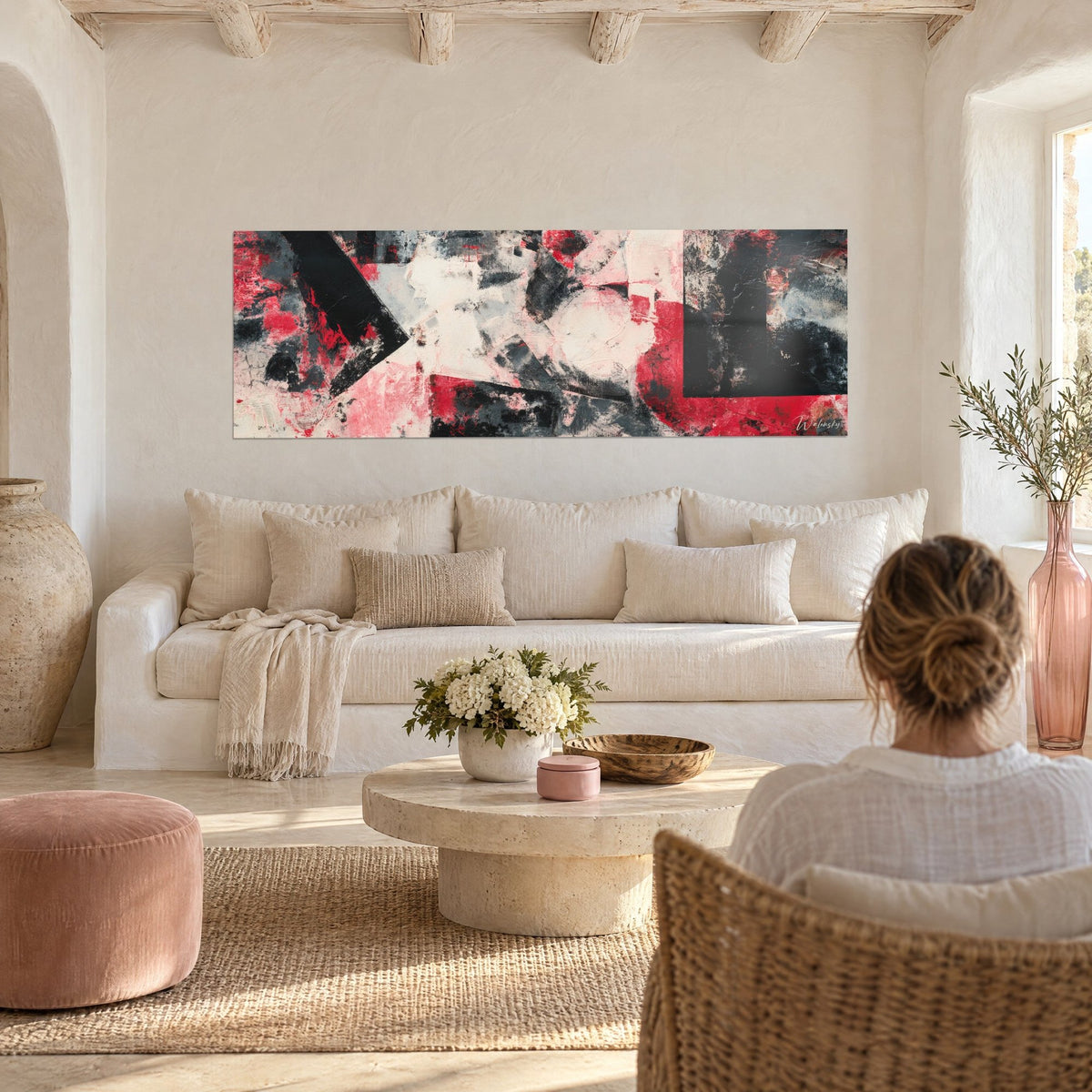 Tableau composition abstraite rouge vif et noir charbon, aplats géométriques, au-dessus d'un canapé dans un salon lumineux