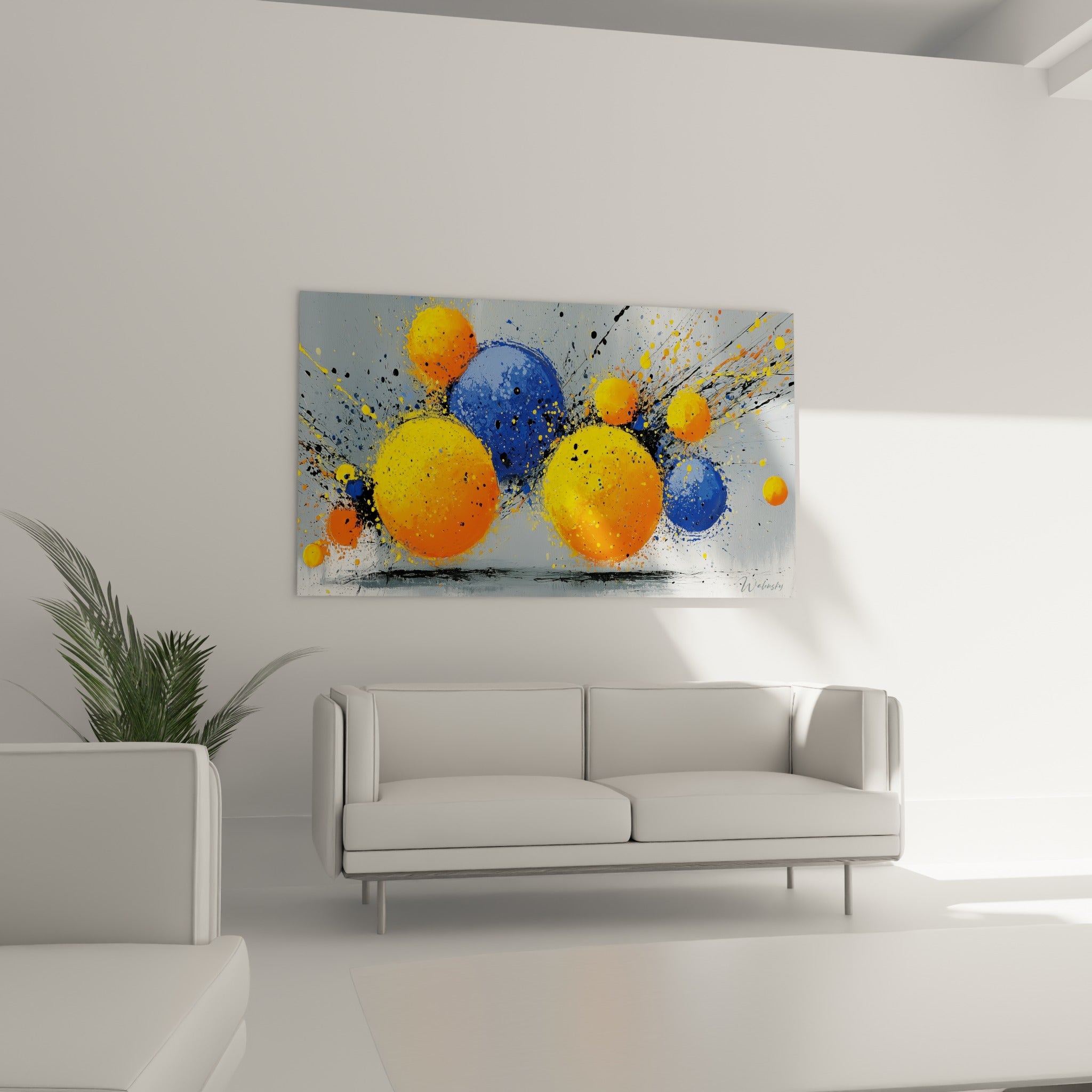 Formes rondes bleu marine et orange en collision picturale, au-dessus d'un canapé dans un salon lumineux