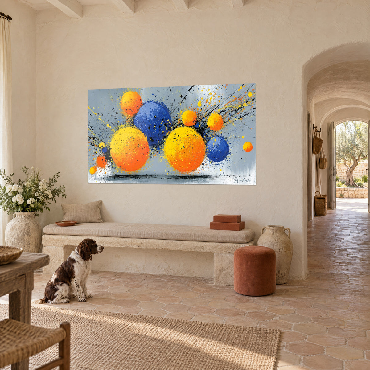 Tableau collision de boules jaune soleil et bleu outremer sur fond gris, spaniel brun et blanc assis près d'un banc, mas provençal