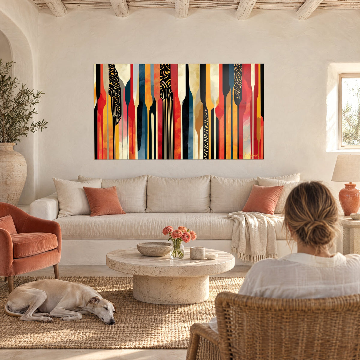 Quadro con strisce verticali in terracotta e blu navy, motivi dorati a labirinto, sopra un divano in un soggiorno luminoso