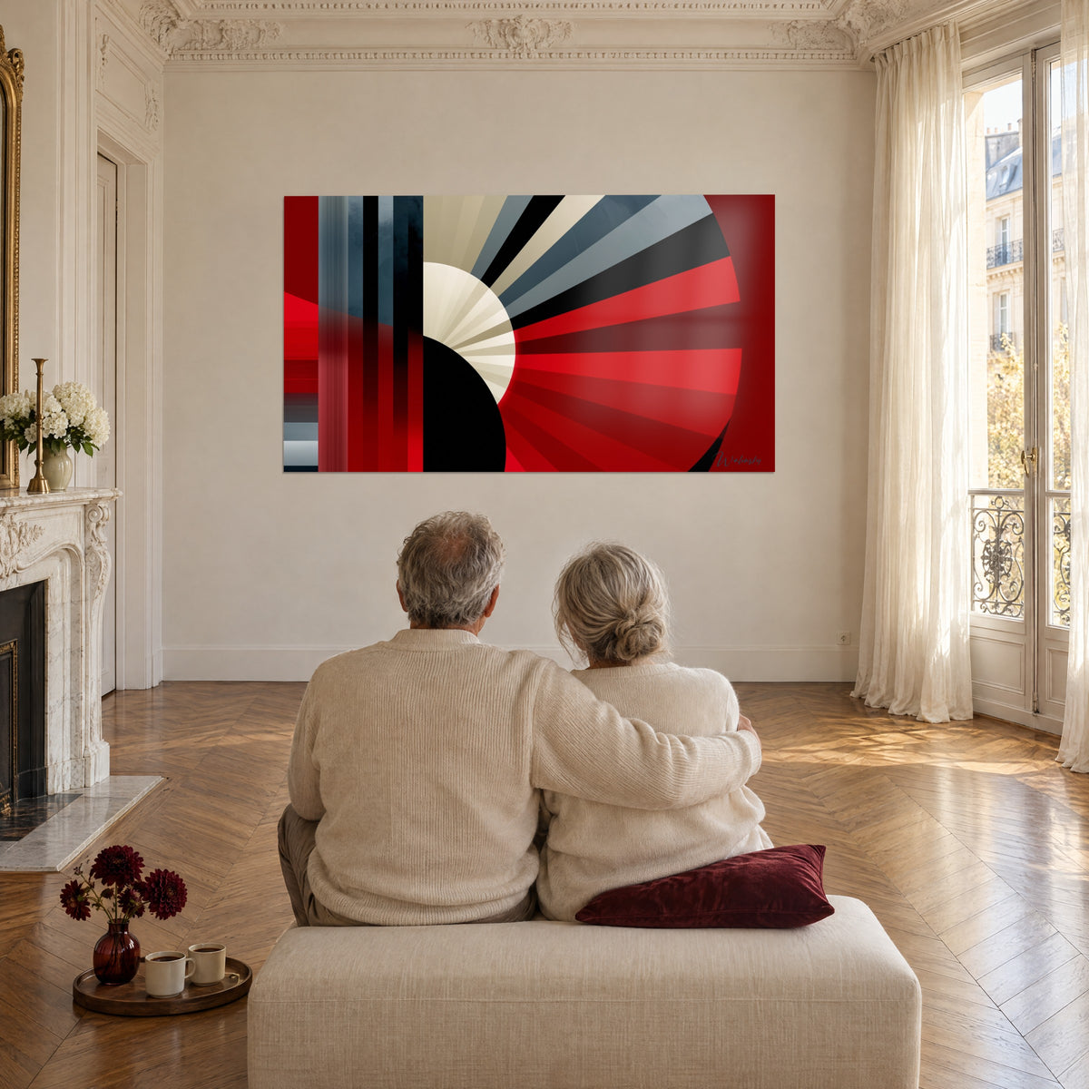 Tableau demi-cercle noir et rayons rouge sang sur fond bordeaux, admiré par un couple de dos sur un pouf, salon haussmannien