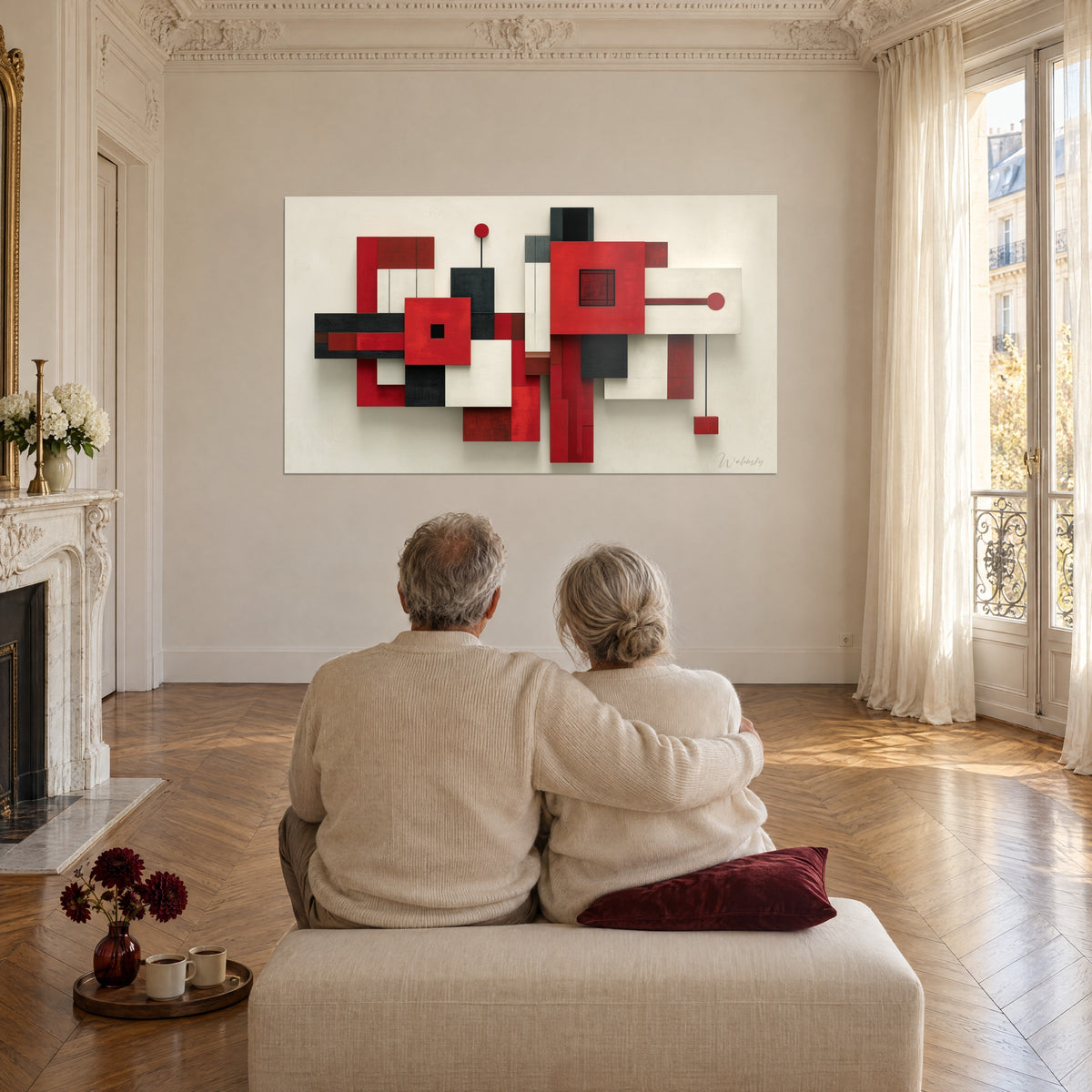 Quadro scultura murale astratta in rosso intenso, nero e crema, dischi su aste, di fronte a una coppia abbracciata in un salotto haussmanniano