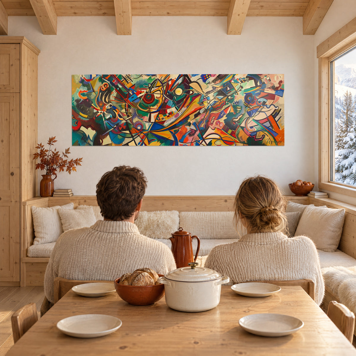 Gemälde Kaleidoskop aus Linien und Kreisen, tiefes Grün und Ziegelrot, an der Wand eines verschneiten Chalet-Wohnzimmers