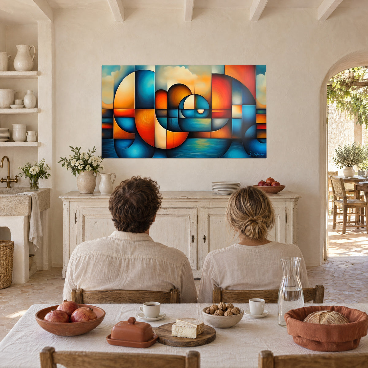 Abstract glas-in-loodschilderij met krommen in oker, azuur en vermiljoen, golvende zee onderaan, koppel van achteren aan tafel in een Provençaalse boerderij