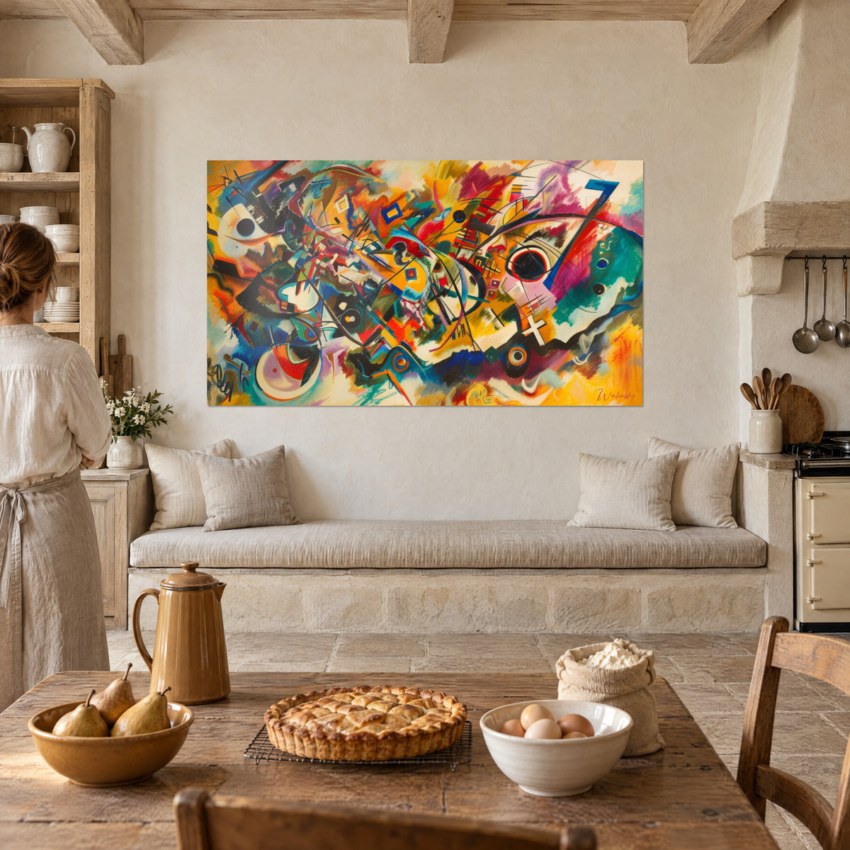Cuadro lienzo abstracto al estilo de Kandinsky, destellos rojo bermellón y verde esmeralda, sobre una pared crema frente a una cocina de piedra