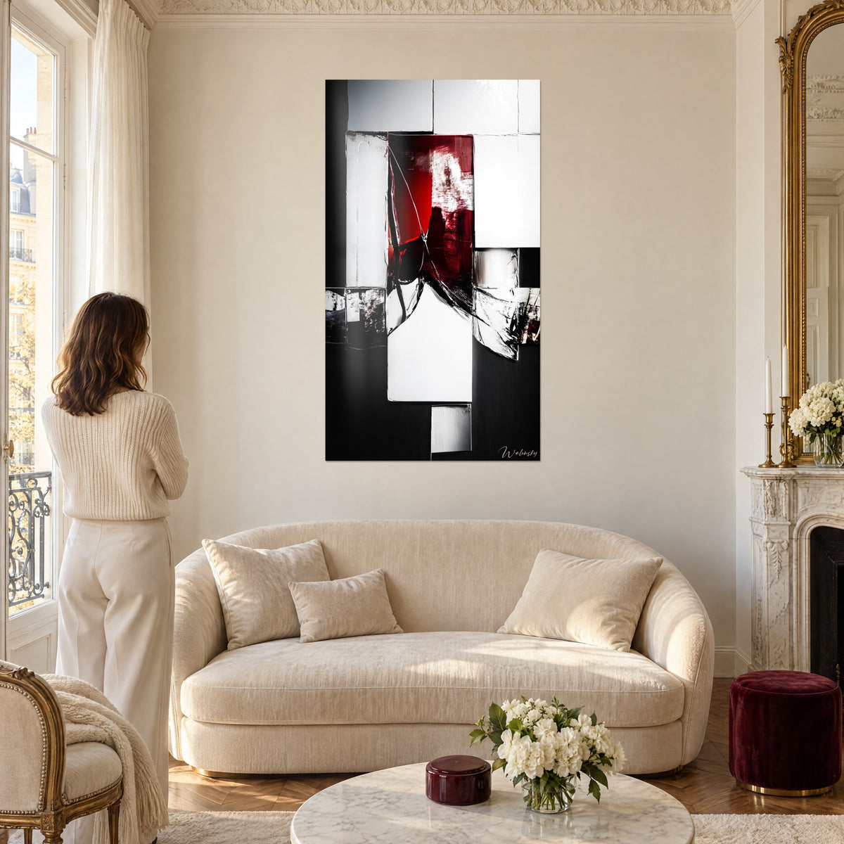 Cuadro composición geométrica en rojo carmín y blanco sobre fondo negro, trazo agrietado, mujer de espaldas, encima de un sofá en un salón luminoso