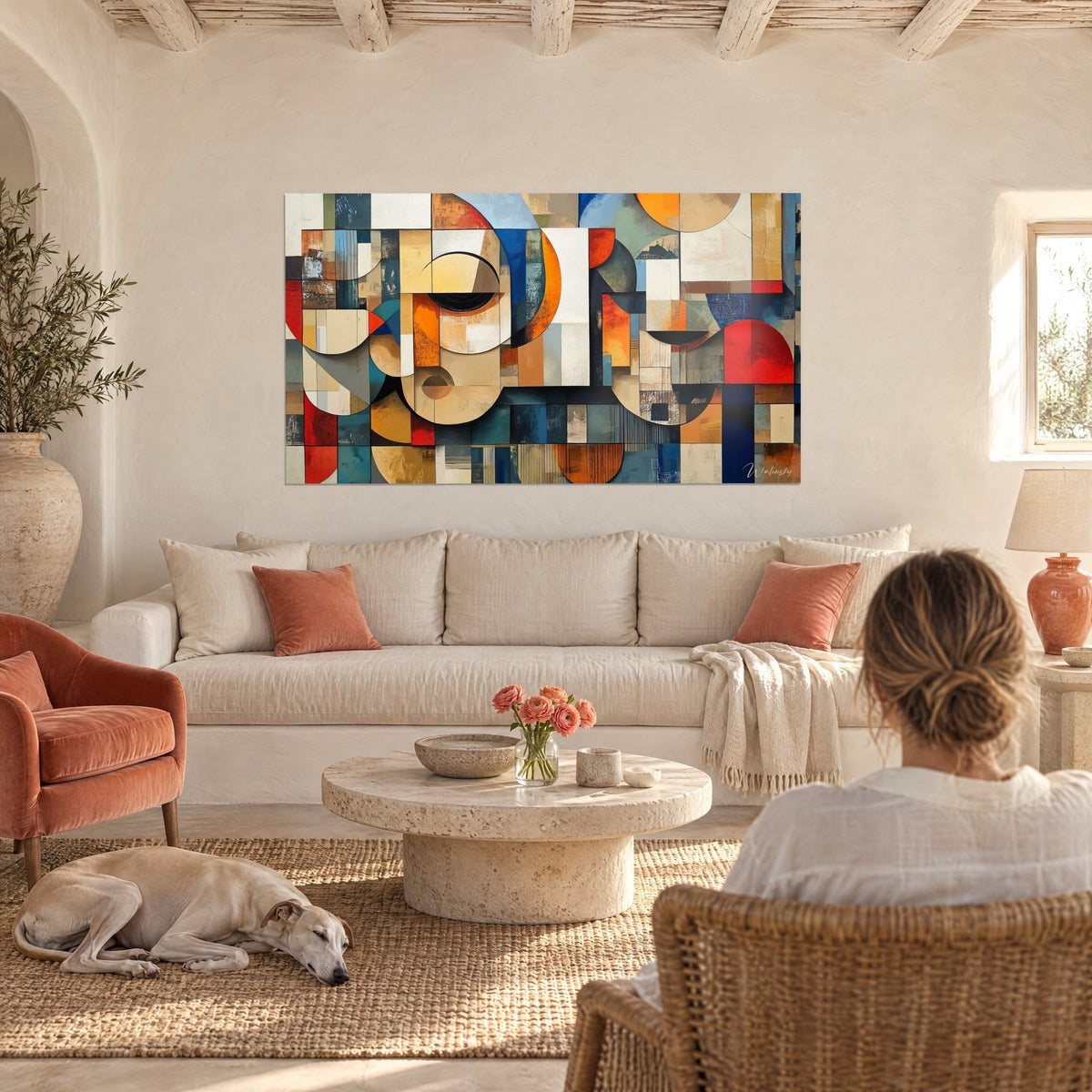 Cuadro mosaico cubista de arcos naranja y azul medianoche, rojo vivo, ocre, una mujer de espaldas, un galgo, sobre un sofá en un salón luminoso