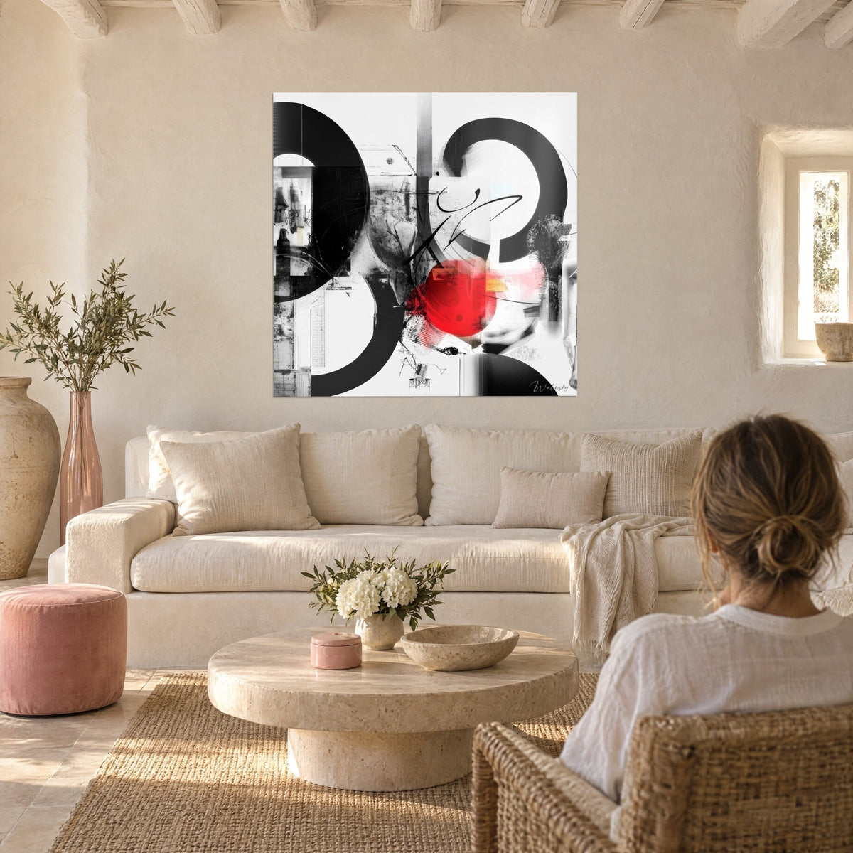 Tableau cercles d'encre noire et sphère écarlate, traits fins sur fond blanc, au-dessus d'un canapé dans un salon lumineux