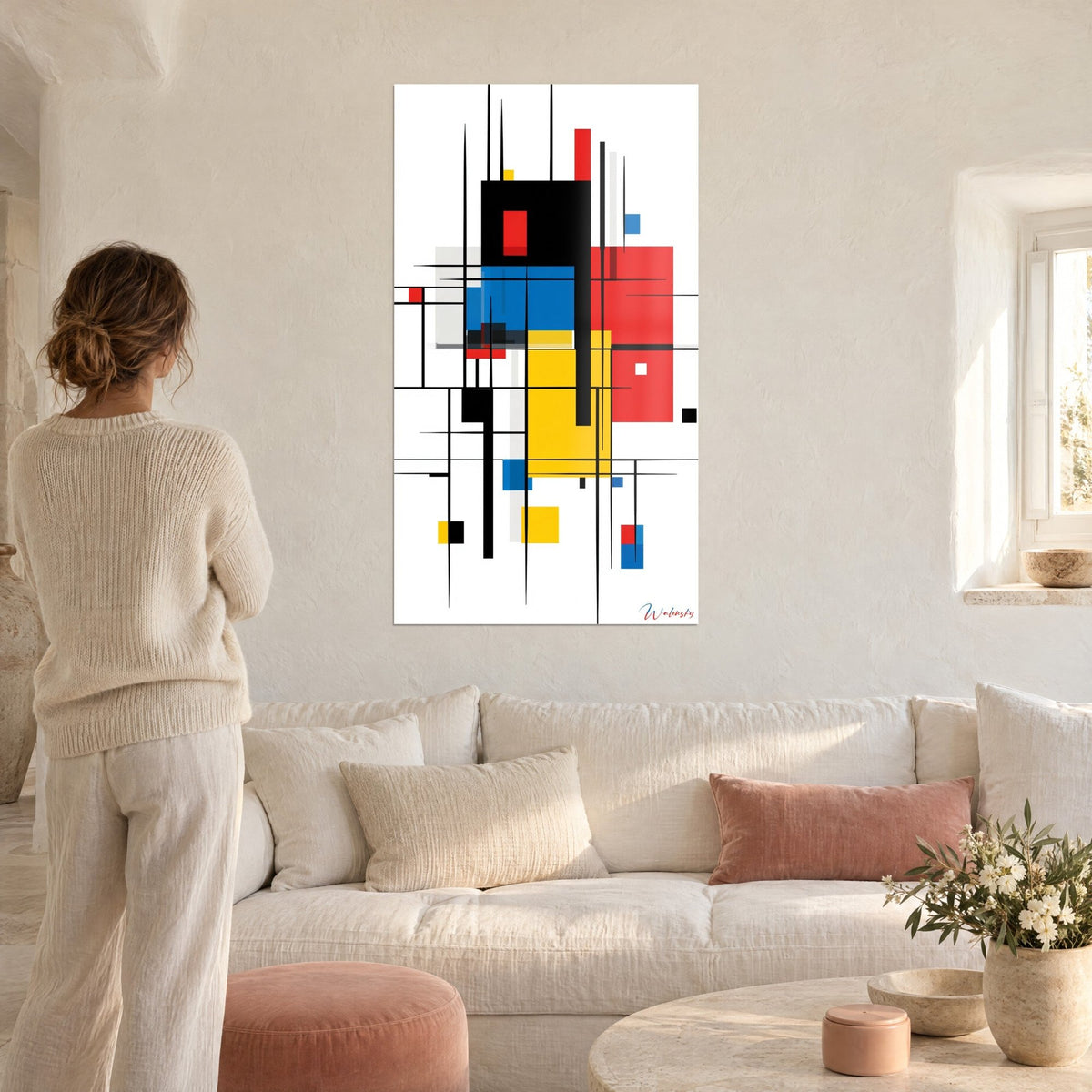 Cuadro con una composición de rectángulos rojos, azules y amarillos sobre fondo blanco, líneas negras finas, mujer de espaldas sobre un sofá en un salón luminoso