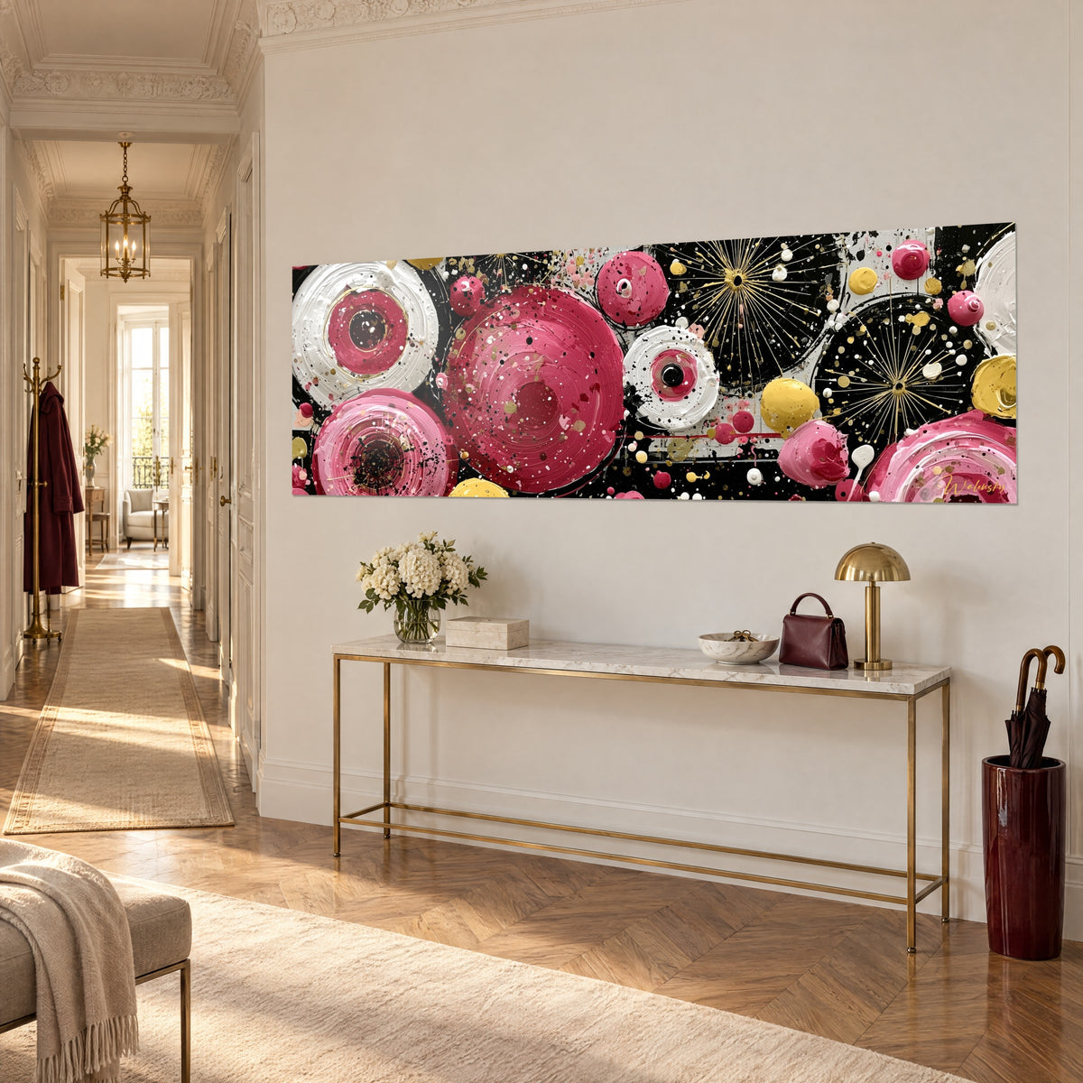 Quadro con una costellazione di cerchi rosa vivo e bianco madreperlaceo, fuochi d'artificio dorati su nero, consolle dorata, corridoio in stile haussmanniano