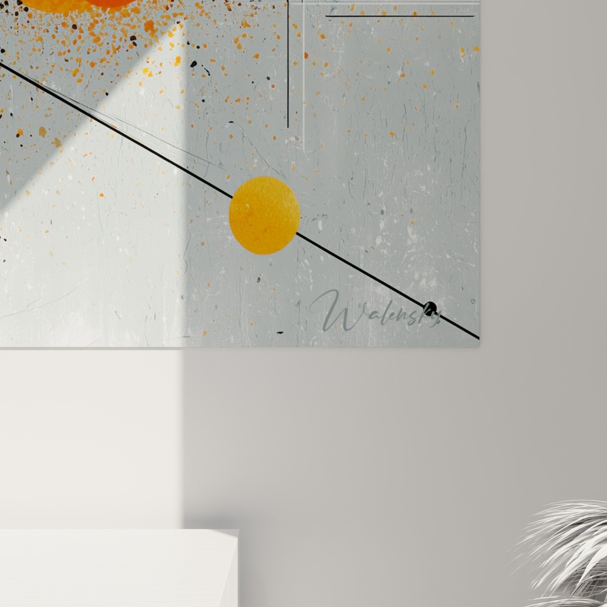 Grain de peinture visible sur les cercles concentriques bleu marine et éclaboussures orange de ce tableau géométrique abstrait