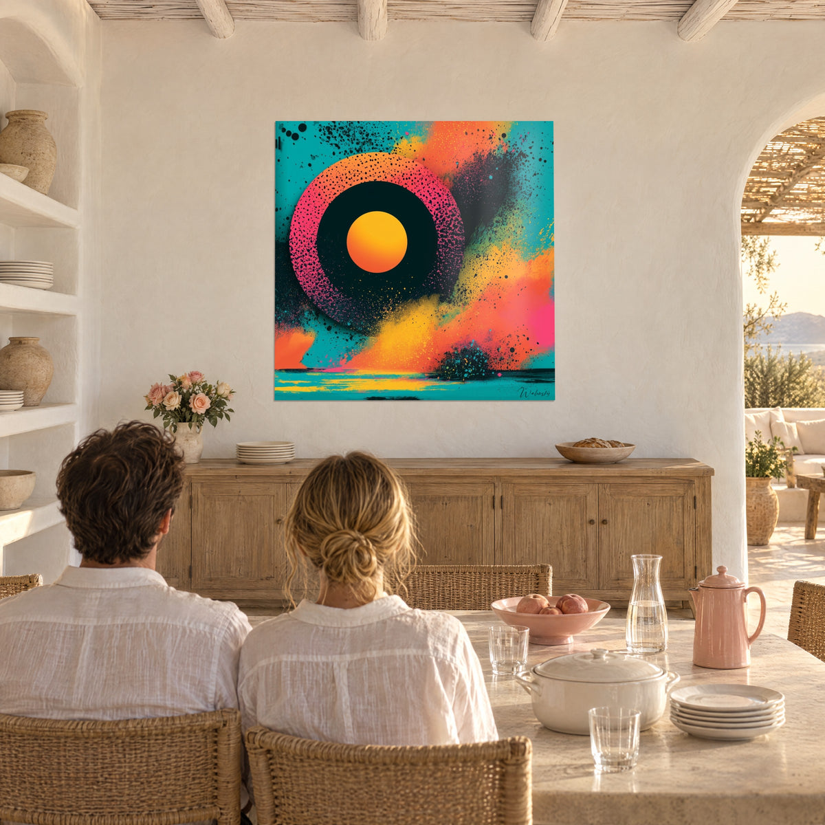 Schilderij explosie van koraal-, gele en turquoise pigmenten rond een zwarte cirkel, in een mediterrane eetkamer