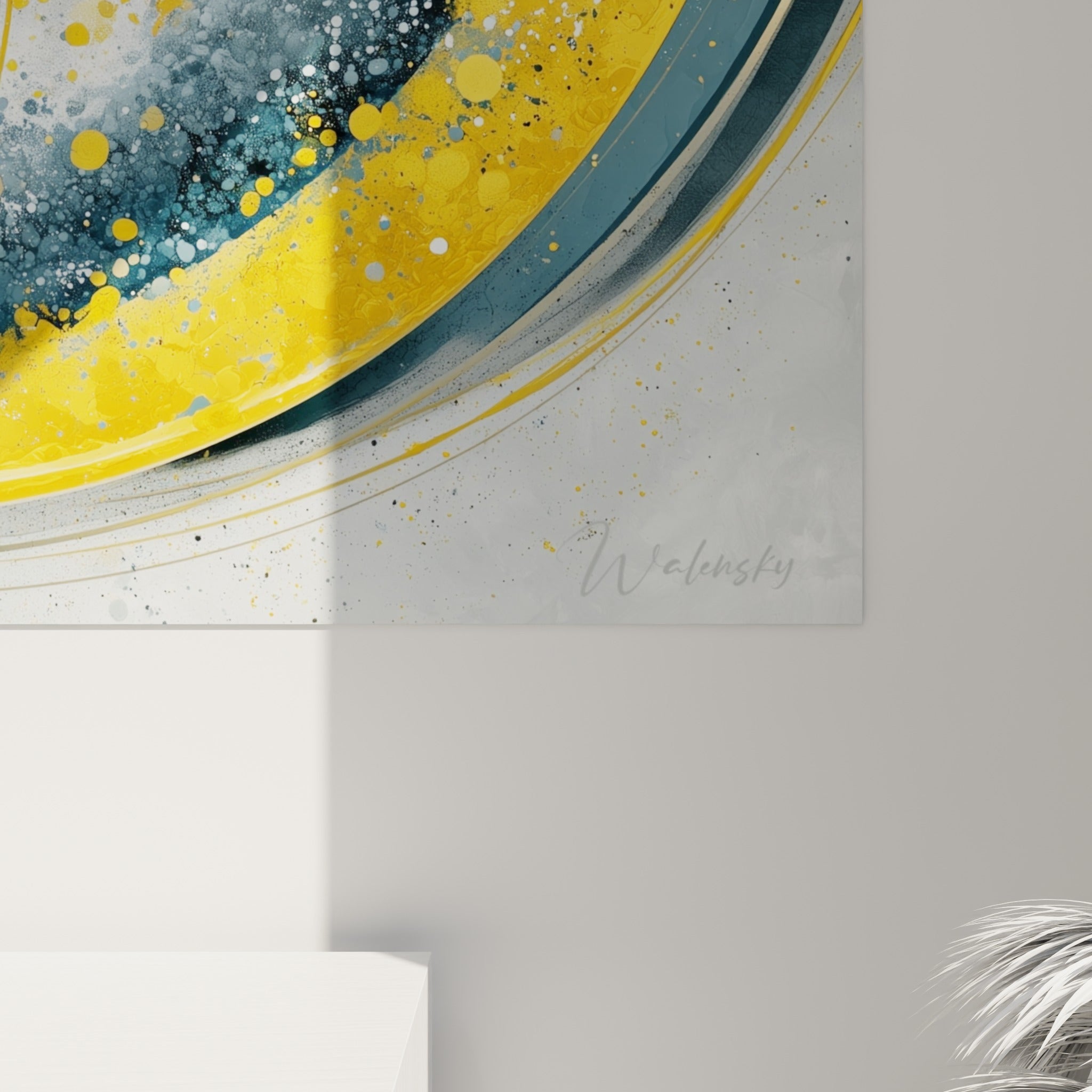 Matière de la spirale dorée révélant éclaboussures bleu marine et grains blancs projetés sur la toile