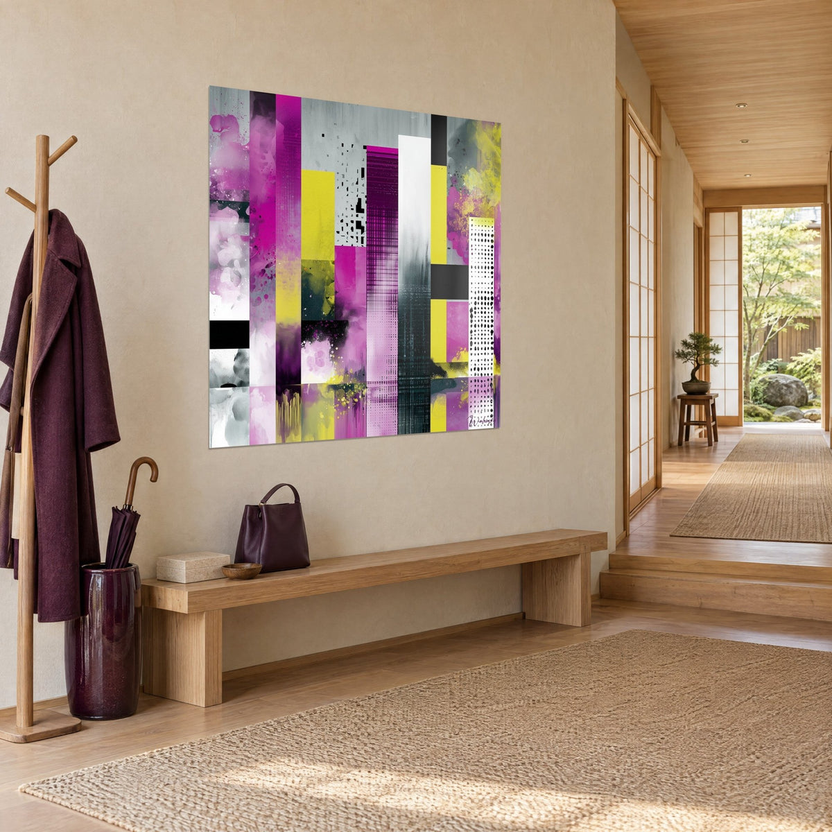 Tableau composition géométrique de rectangles violets, gris et blancs sur mur beige, vue de trois-quarts dans une entrée japandi