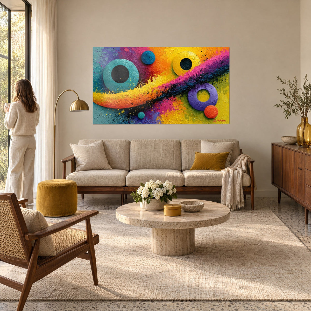 Cuadro de círculos pastel turquesa y amarillo sobre cinta naranja y rosa, relieve grueso, sobre un sofá en un salón luminoso