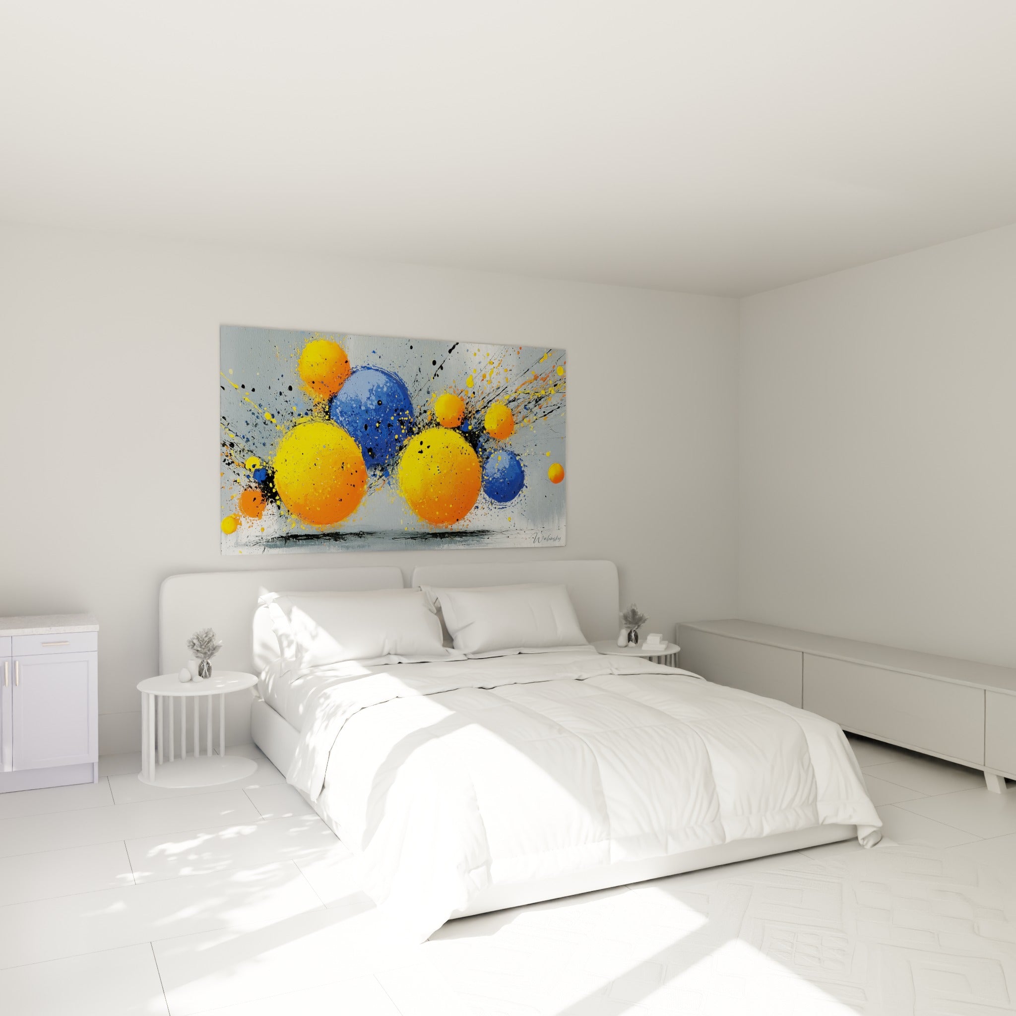 Sphères orange vif et bleu ciel projetées avec éclaboussures noires, au-dessus d'un lit dans une chambre claire
