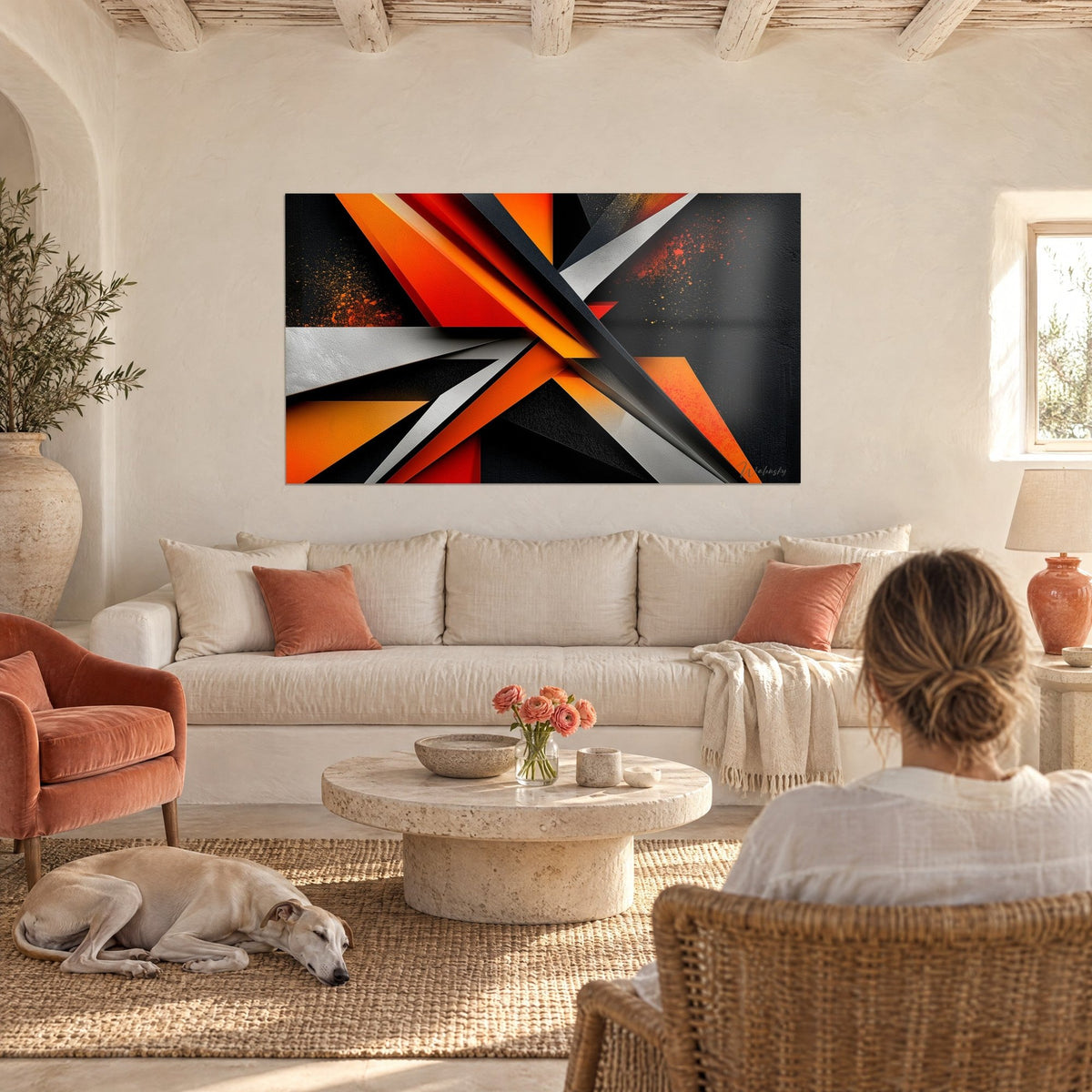 Gemälde orange-anthrazitfarbene Lamellen in X-Form, kupferfarbene Spritzer, Frau und schlafender Windhund über einem Sofa in einem lichtdurchfluteten Wohnzimmer