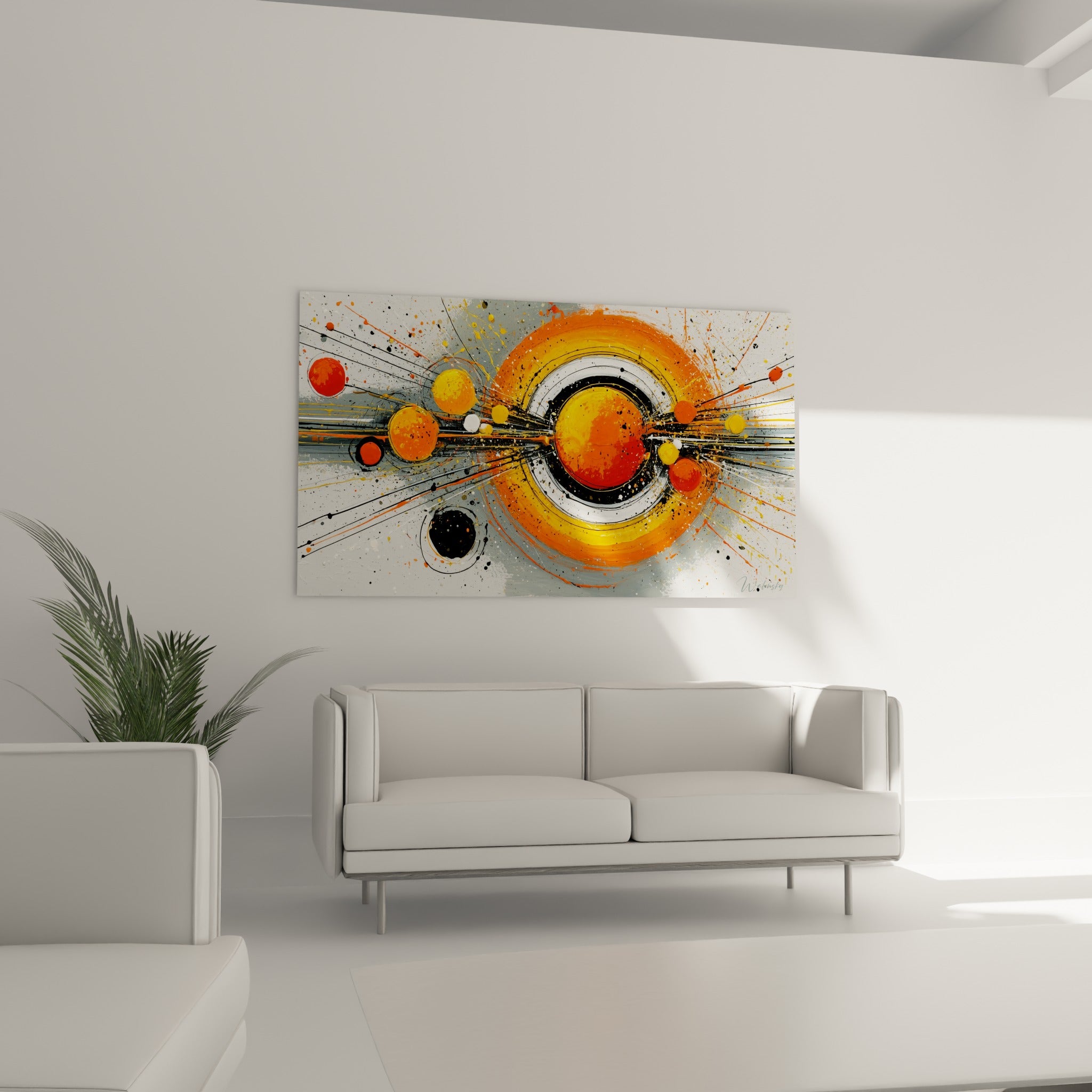 Éclats orange, jaune et anthracite en mouvement circulaire, œuvre au-dessus d'un canapé dans un salon lumineux