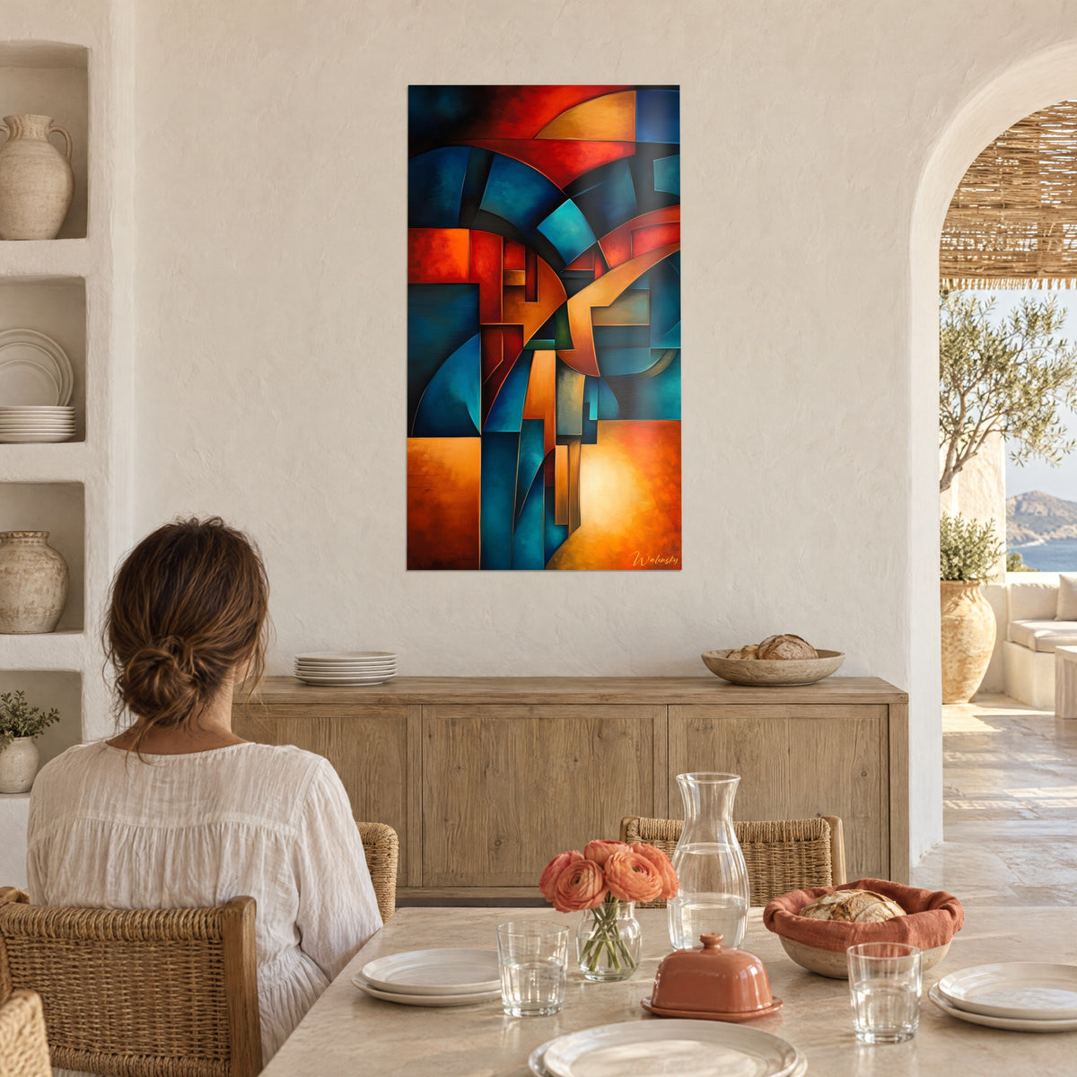 Cuadro sinfonía de facetas en cobalto y naranja quemado, halo dorado abajo a la derecha, comensal de espaldas frente a la mesa puesta con flores rosa coral