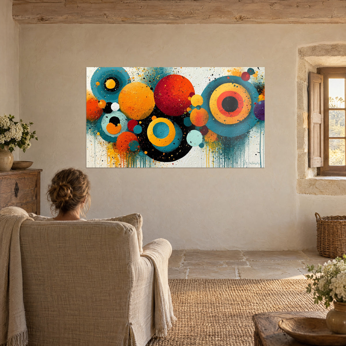 Schilderij met een constellatie van stippen in petrolblauw, oker en paars, gouden druipsporen, vrouw van achteren zittend in een fauteuil, stenen raam