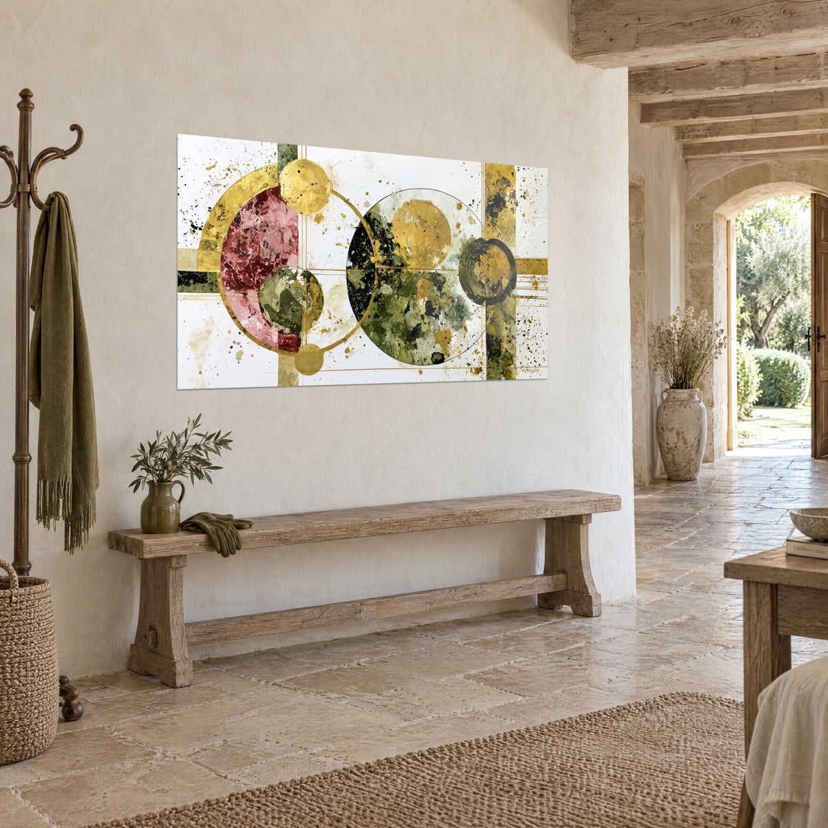 Schilderij geometrische compositie van gouden en olijfkleurige schijven met zwarte spatten, verticale banden, op beige gestuukte muur, stenen huis