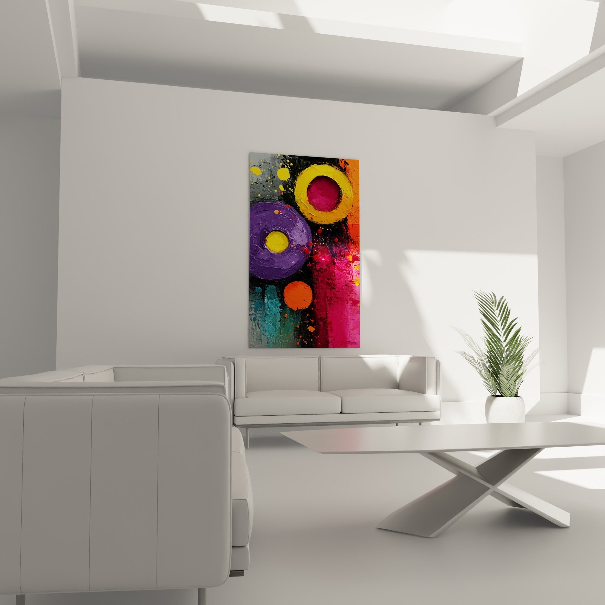 Formes rondes violettes et orangées du tableau géometrique abstrait au-dessus d'un canapé dans un salon lumineux