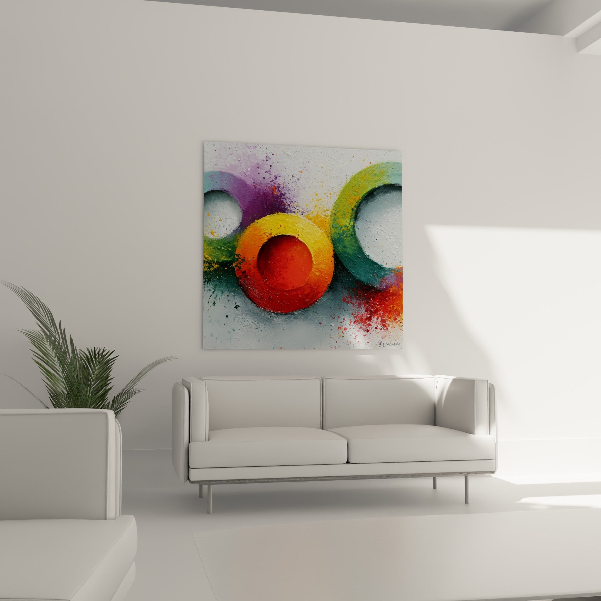 Formes circulaires orangé, rouge et vert sauge accrochées au-dessus d'un canapé dans un salon lumineux.