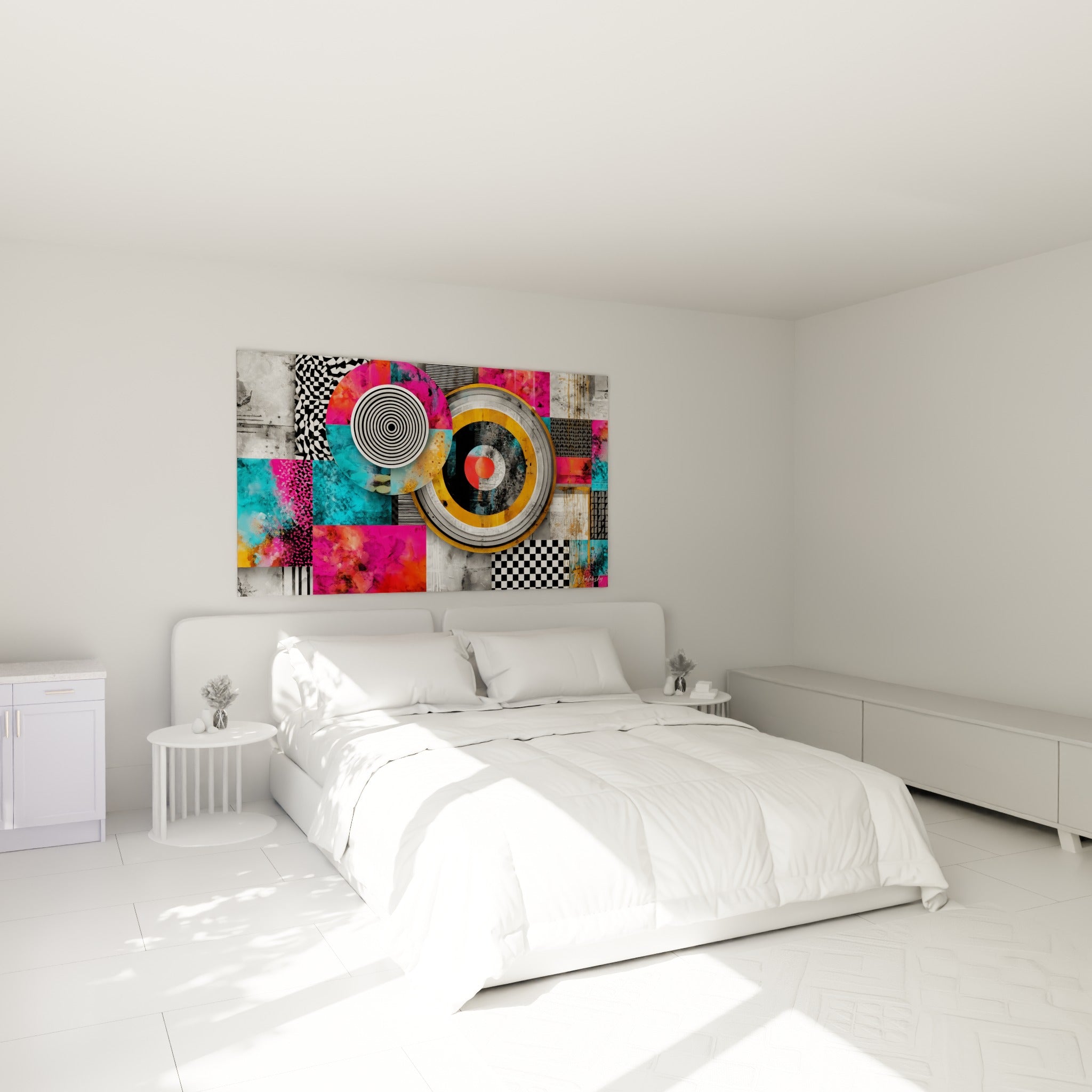 Motifs géométriques fuchsia et turquoise en cercles, accrochés au-dessus d'un lit dans une chambre claire