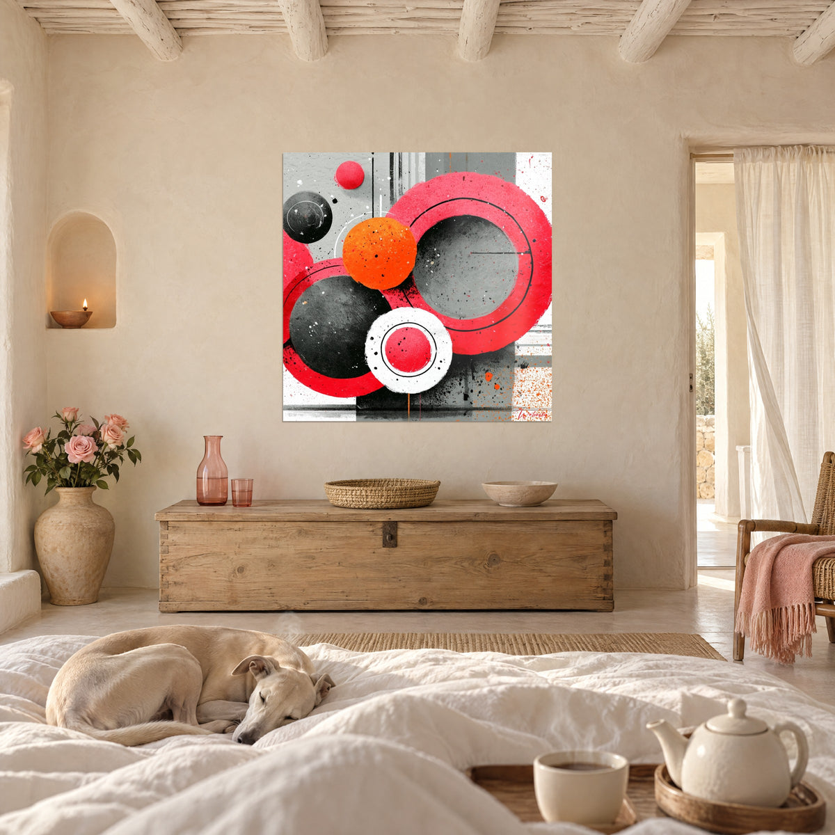 Tableau collision de ronds noirs, rouges et orange sur fond gris, un greyhound couché, au-dessus d'un lit dans une chambre claire