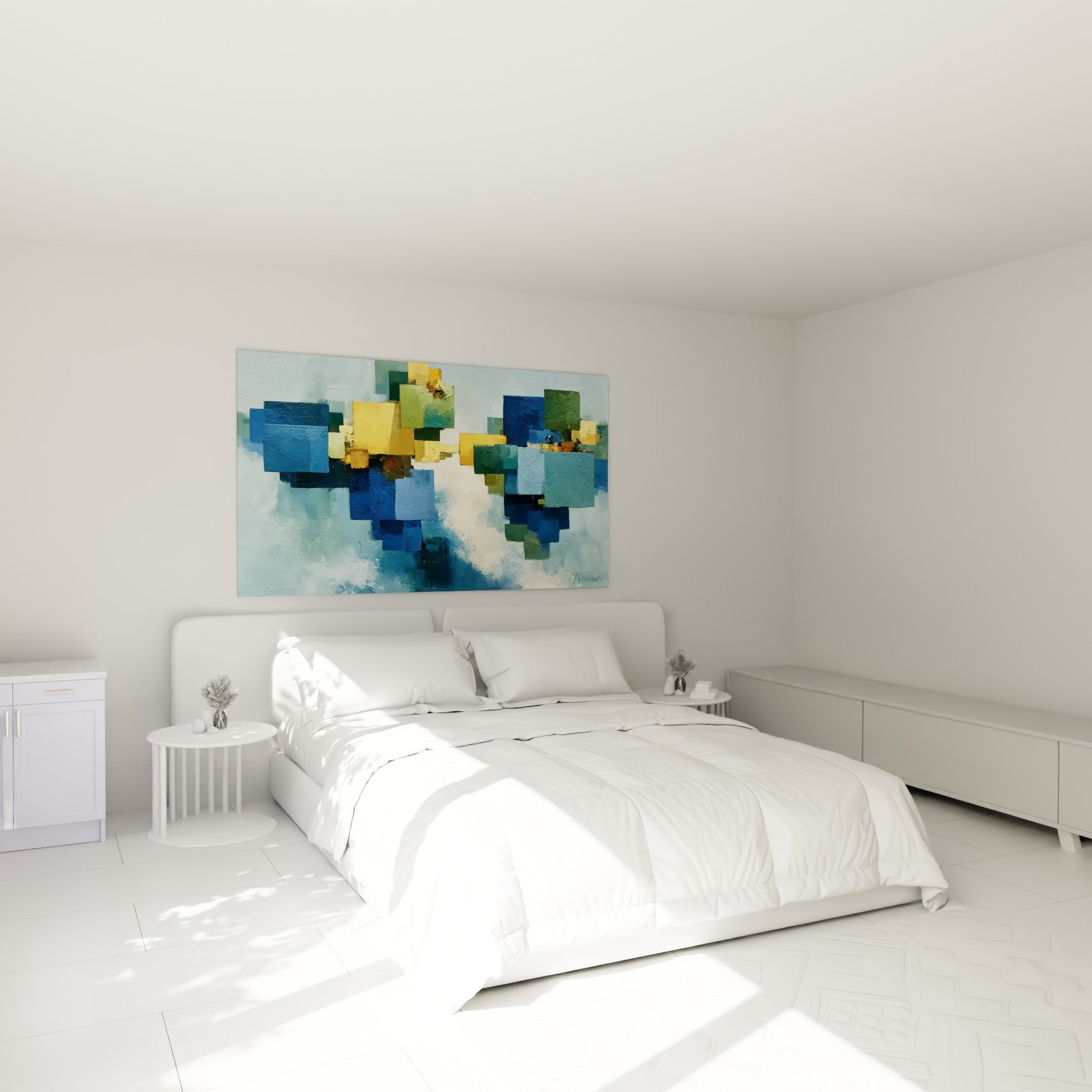 Composition géométrique abstraite bleu et doré accrochée au-dessus d'un lit dans une chambre claire