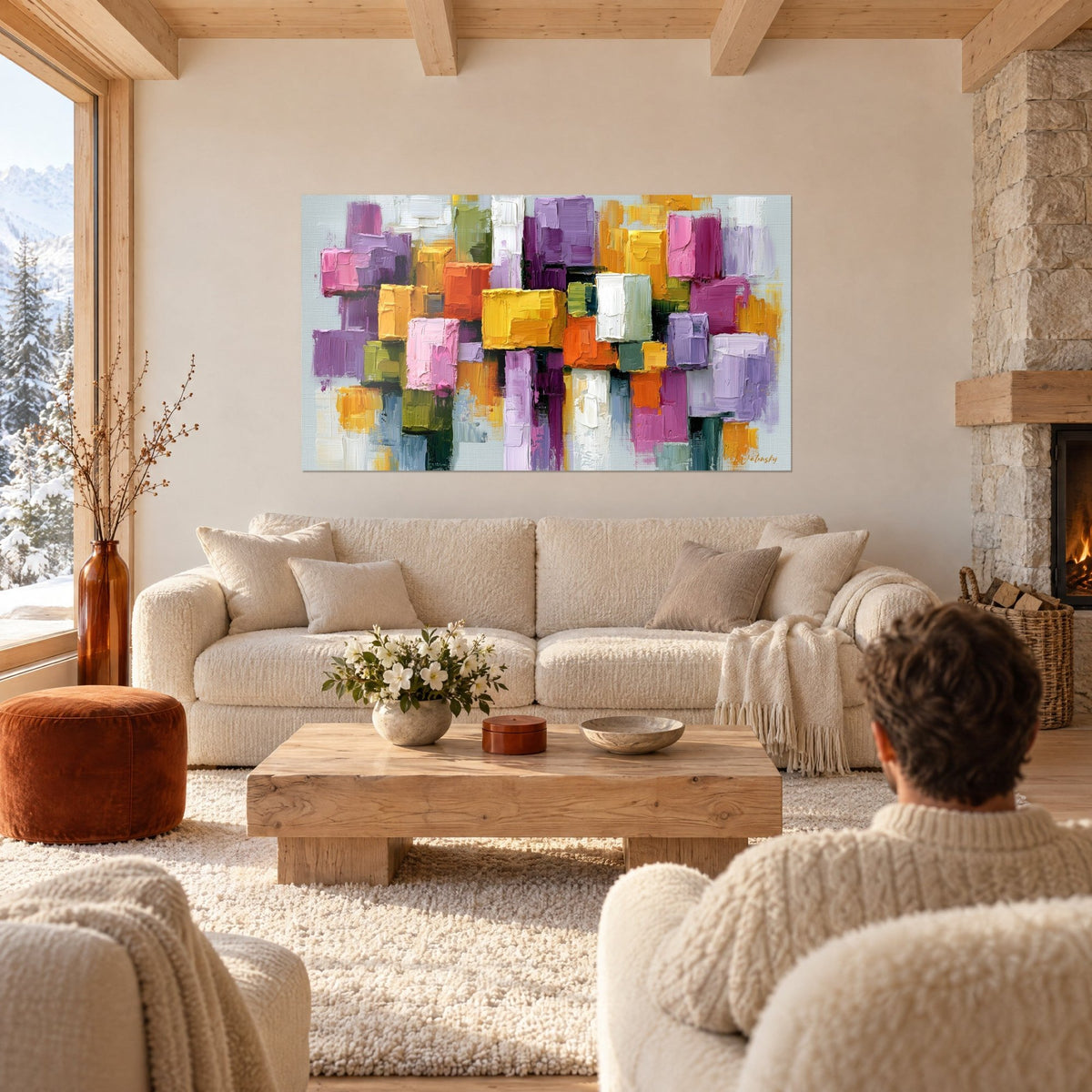 Tableau mosaïque de blocs empâtés mauve et safran, touches roses et vertes, au-dessus d'un canapé dans un salon lumineux