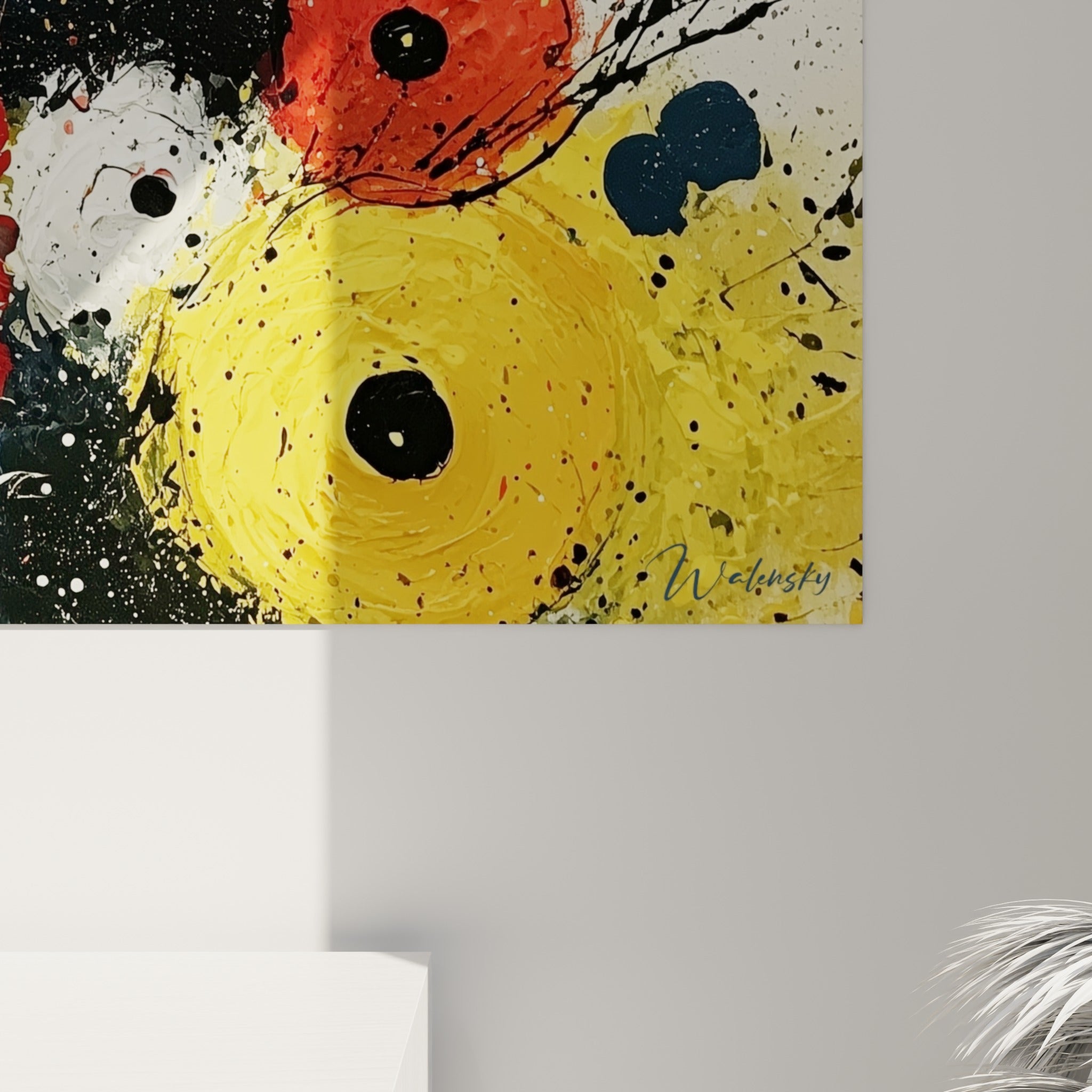 Empâtements épais rouge vermillon et jaune doré, grain de peinture et coulures noires du tableau géométrique abstrait