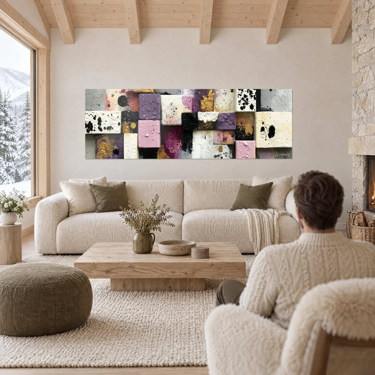 Quadro mosaico di blocchi viola e rosa spruzzati d'oro, un uomo di spalle sopra un divano in un soggiorno luminoso