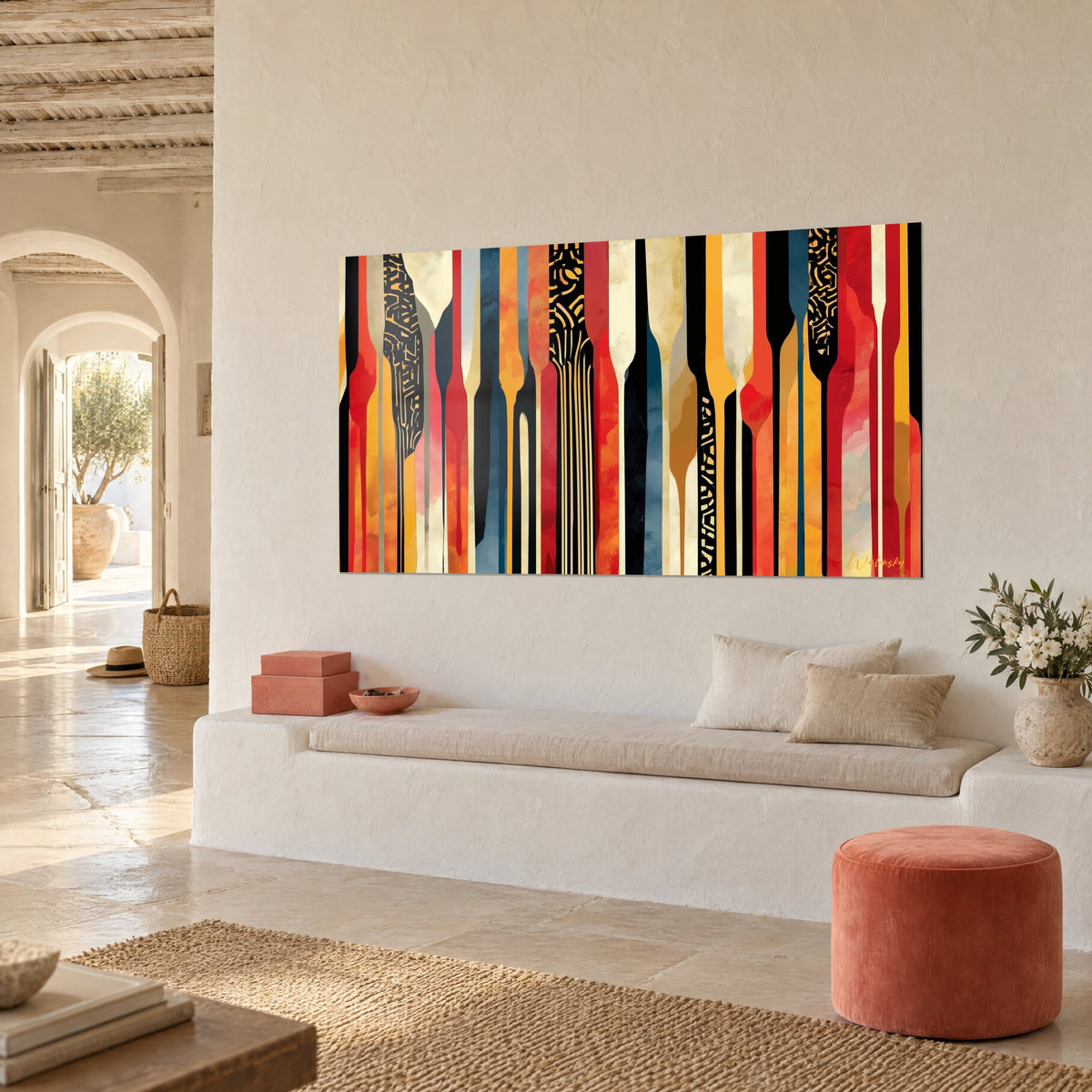 Quadro con righe geometriche rosso mattone e ocra, blu petrolio e crema, su una parete bianca accanto a una panca in pietra