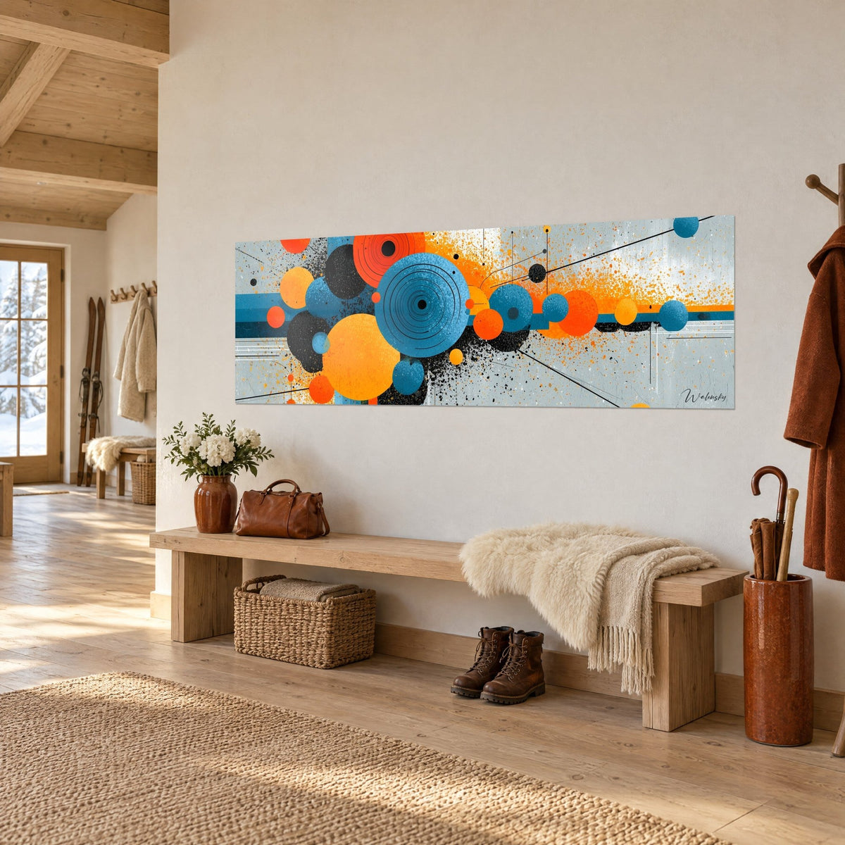 Tableau disque turquoise strié de lignes fines, taches ocre et orange pulvérisées, accroché en vue de trois-quarts dans l'entrée d'un chalet